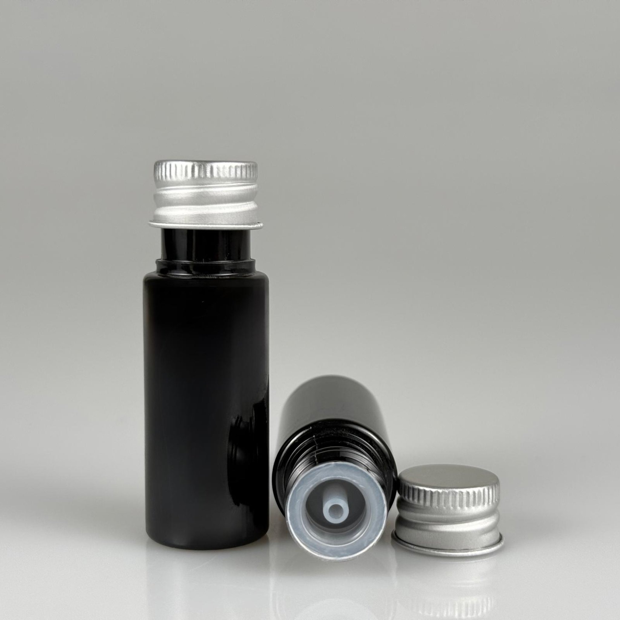 15 CC SİYAH SİLİNDİR PET ŞİŞE + KÖPÜK CONTALI GÜMÜŞ ALÜMİNYUM METAL KAPAKLI + DAMLALIKLI KOLONYA TIPALI TAKIML - 15 ML SİYAH PET ŞİŞE