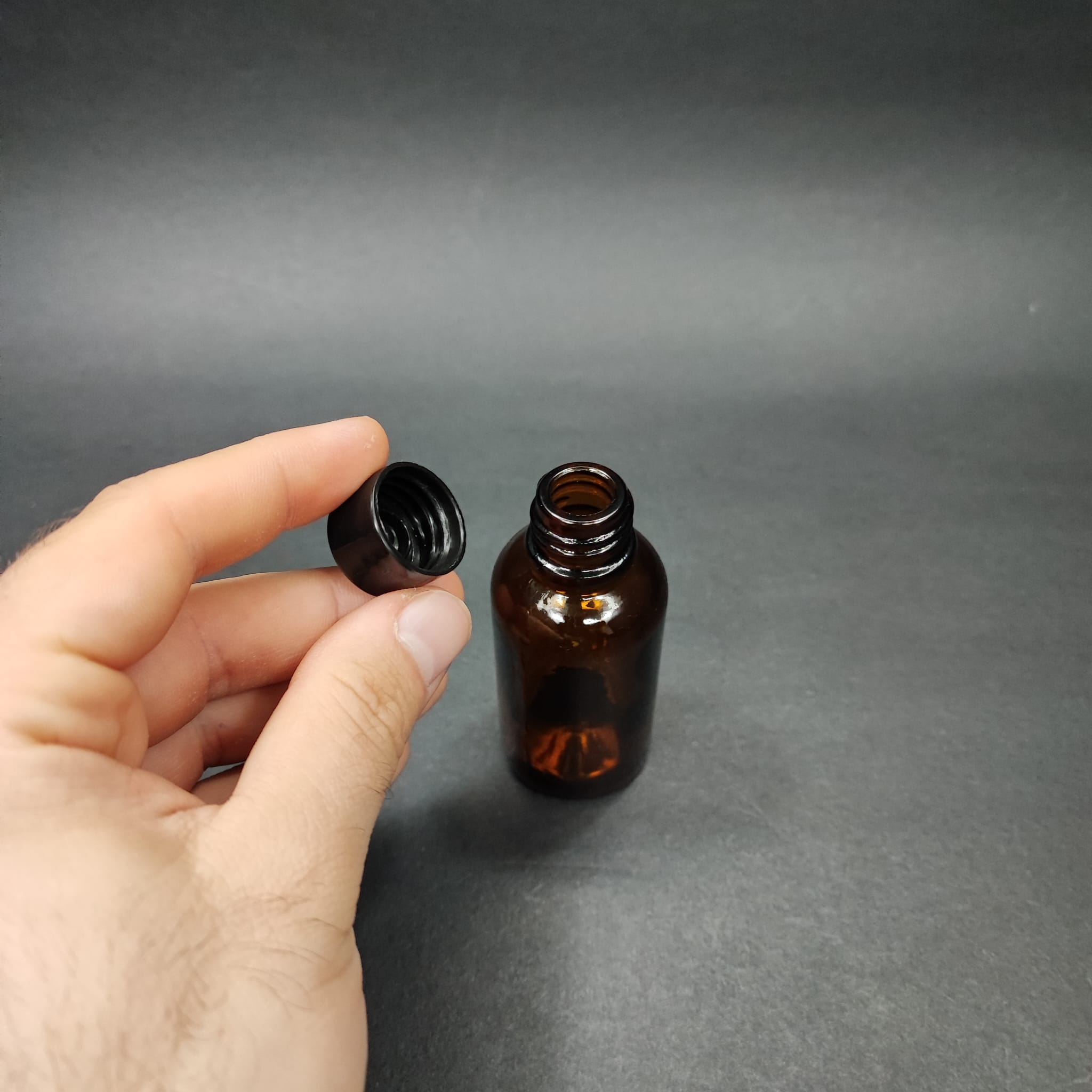 30 CC AMBER CAM ŞİŞE + KENDİNDEN CONTALI SIZDIRMAZ SİYAH KAPAK - 30 ML KAPAKLI KAHVERENGİ CAM ŞİŞE