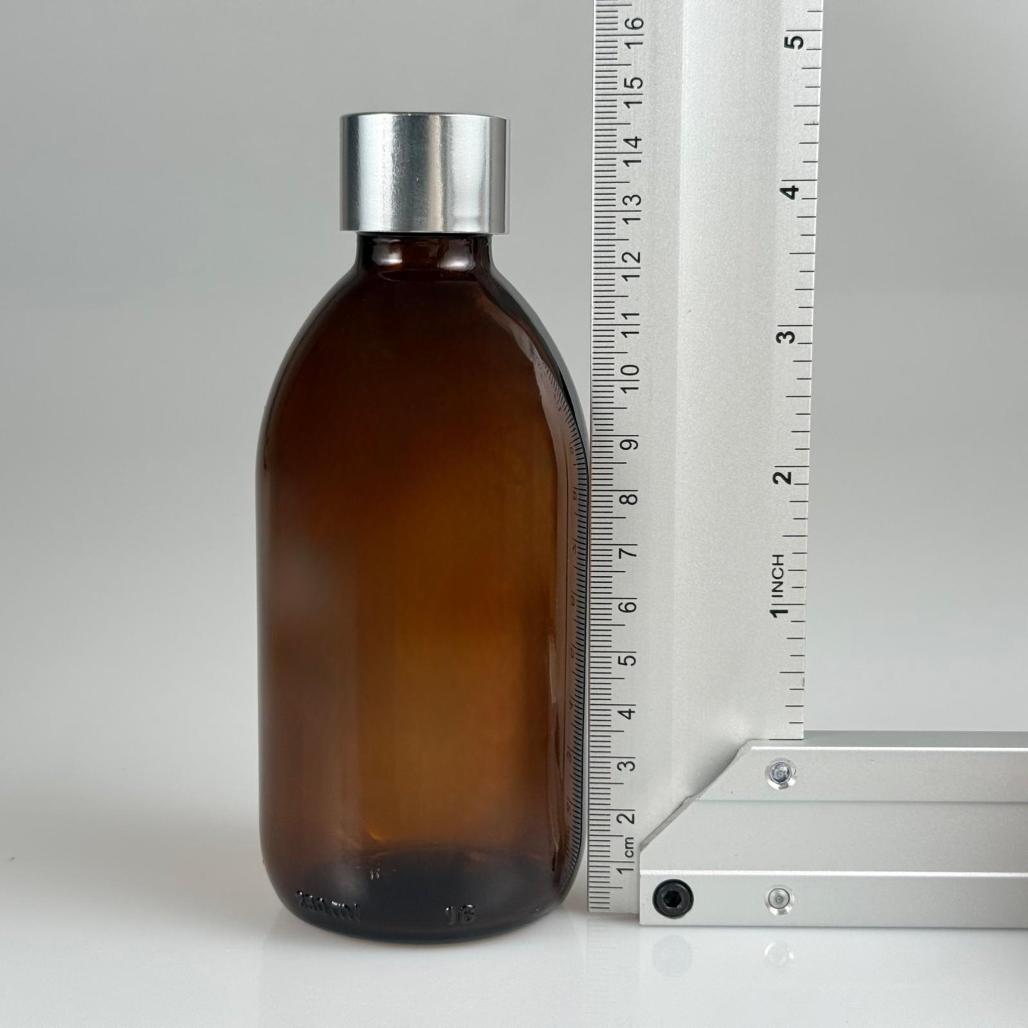 250 CC AMBER CAM ŞİŞE + ALÜMİNYUM KAPLAMALI GÜMÜŞ KAPAKLI + KÖR TIPALI TAKIM - 250 ML KAHVERENGİ CAM ŞİŞE