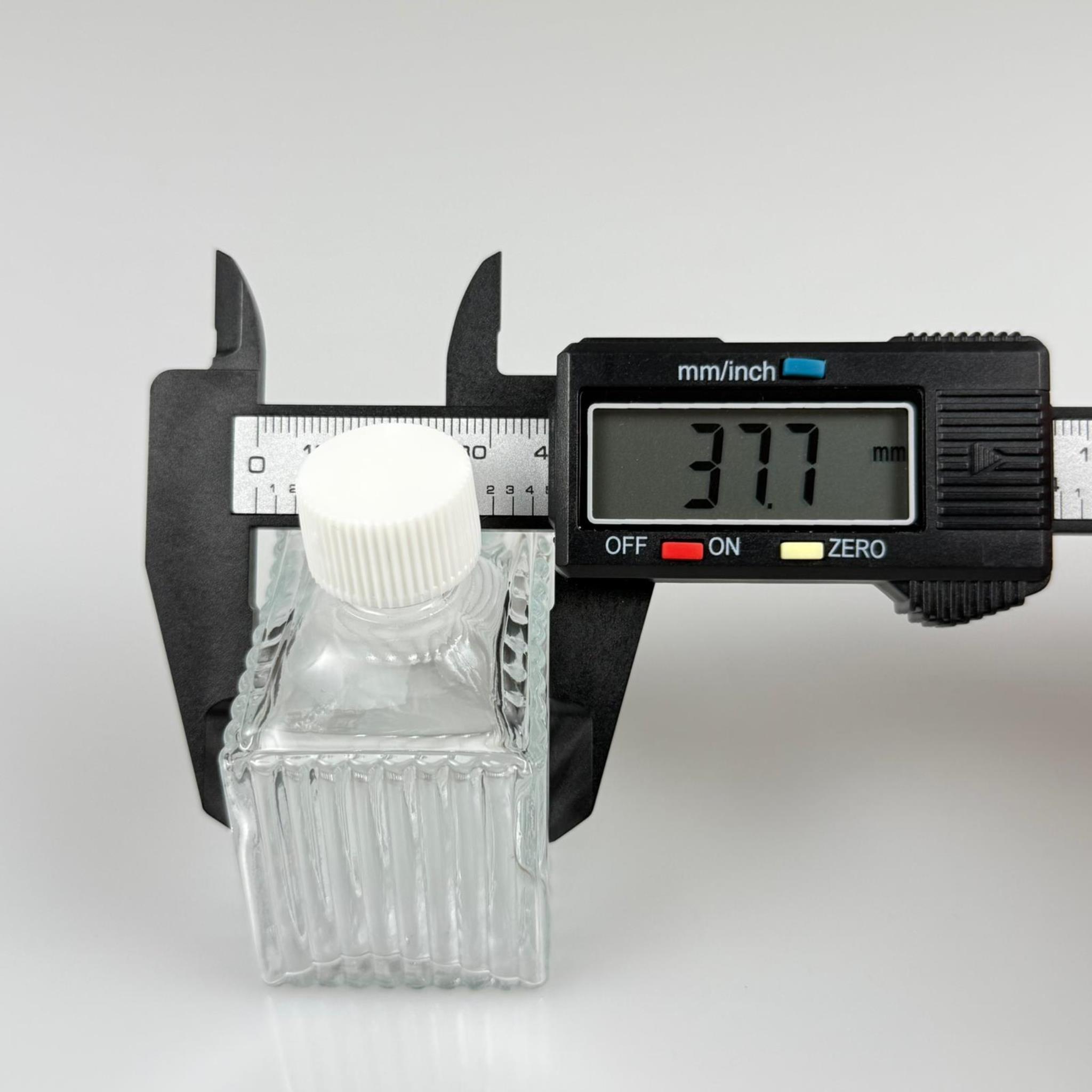 50 CC KÖŞELİ DESENLİ ÇİZGİLİ CAM ŞİŞE - BEYAZ PLASTİK KAPAKLI - 50 ML PRESTİJLİ ŞİŞE
