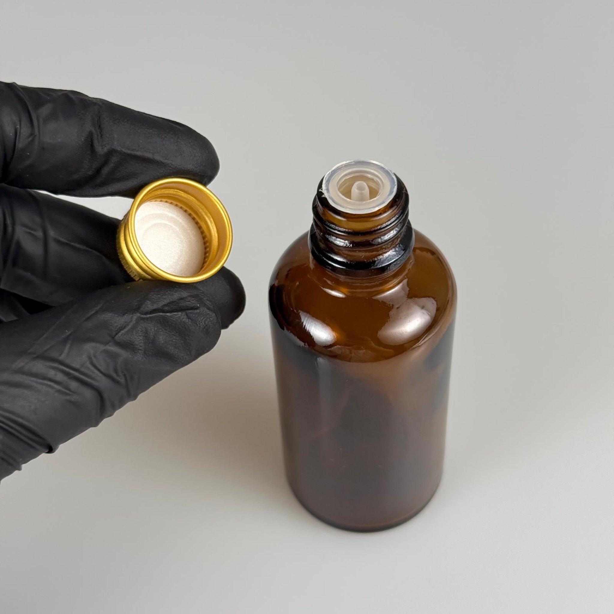 50 CC AMBER CAM ŞİŞE + KÖPÜK CONTALI GOLD ALÜMİNYUM METAL KAPAKLI + DAMLALIKLI KOLONYA TIPALI TAKIM - 50 ML KAHVERENGİ CAM ŞİŞE