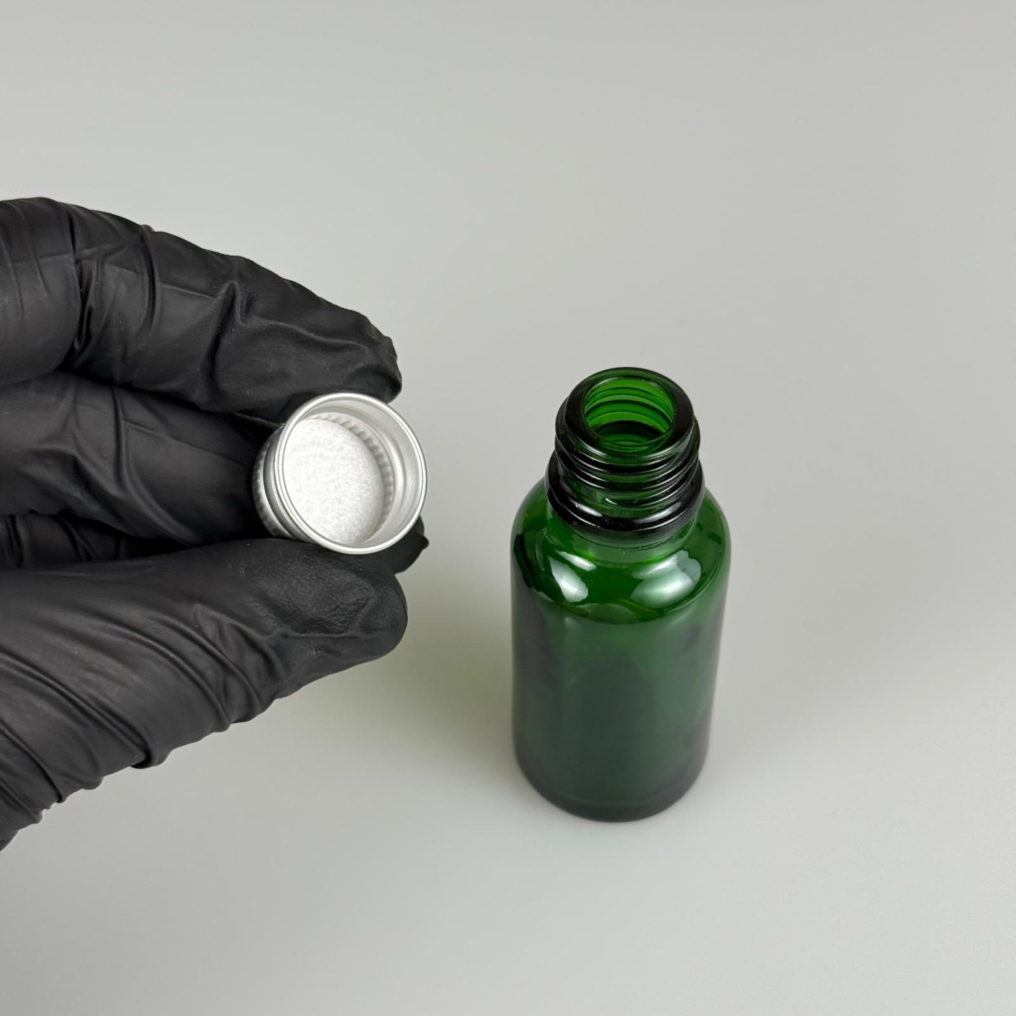 20 CC YEŞİL CAM ŞİŞE + KÖPÜK CONTALI GÜMÜŞ ALÜMİNYUM METAL KAPAKLI TAKIM - 20 ML YEŞİL CAM ŞİŞE