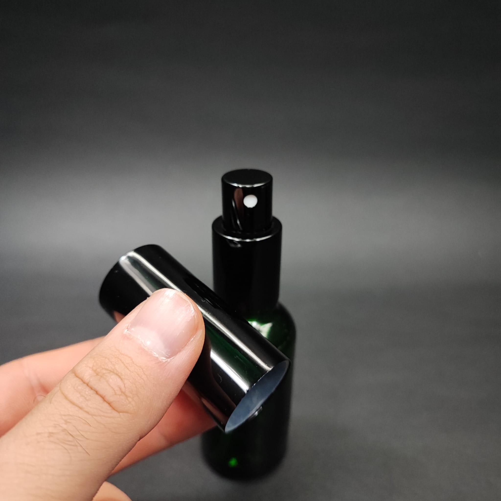 30 ML LÜKS VİDALI VALF ÇEVİRME PARFÜM ŞİŞELERİ - 30 CC YEŞİL CAM ŞİŞE - SİYAH METAL SPREYLİ KAPAKLI SET