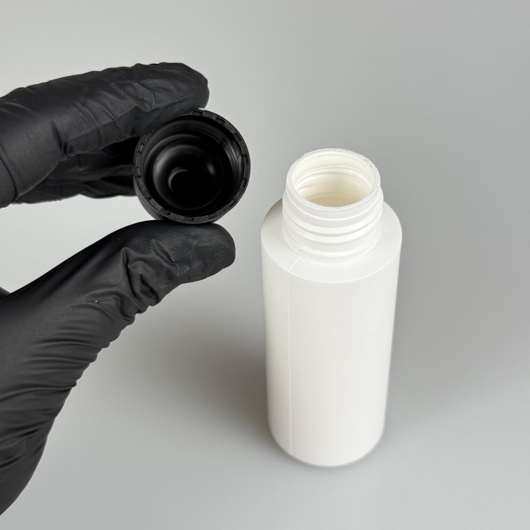 YAĞ, SOS, ACI SOS, SİRKE, SRIRACHA, MÜREKKEP, TUTKAL AKITICI VB BOŞ ŞİŞELERİ - SİYAH SİVRİ ASANSÖR AKITICI KAPAK + 50 ML BEYAZ POLİETİLEN PLASTİK ŞİŞE TAKIM