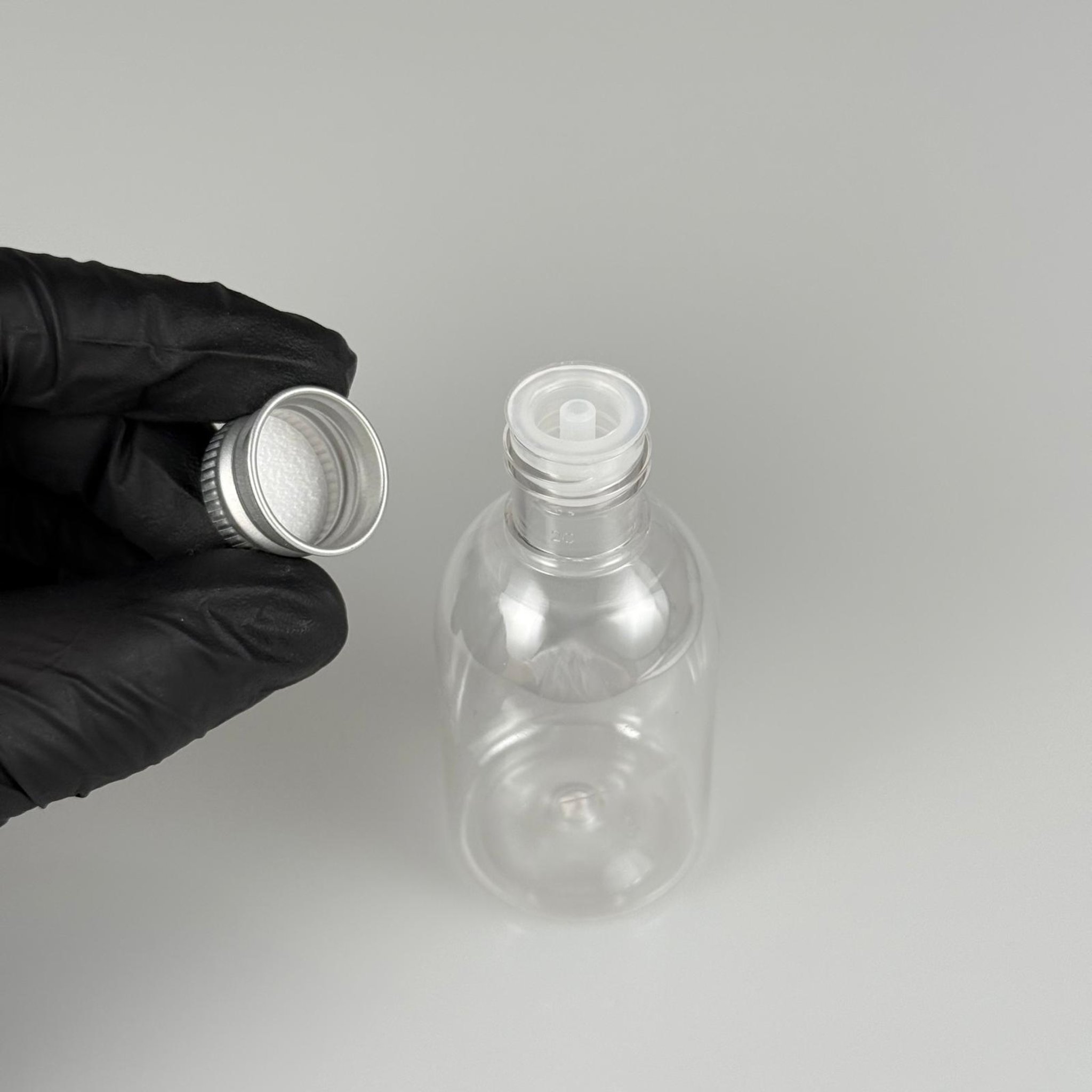 50  CC BUKLET PET ŞİŞE + KÖPÜK CONTALI GÜMÜŞ ALÜMİNYUM METAL KAPAKLI + DAMLALIKLI KOLONYA TIPALI TAKIM - 50 ML PLASTİK ŞİŞE