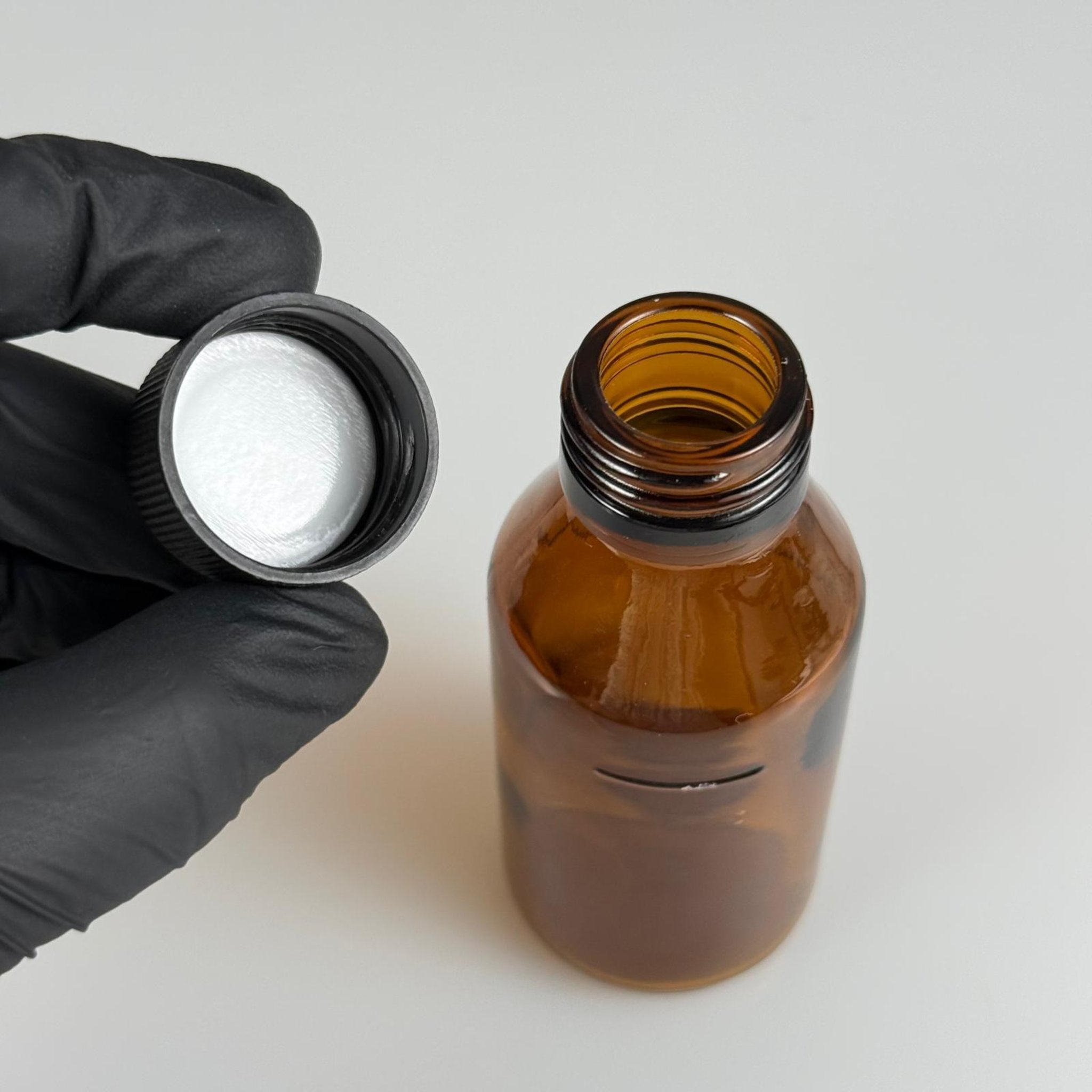 60 CC AMBER CAM ŞİŞE + SİYAH PLASTİK KAPAK + 15 ML ÖLÇEK TAKIM - 60 ML KAHVERENGİ BOŞ ŞURUP ŞİŞESİ (AĞIZ ÇAPI 25 MM)