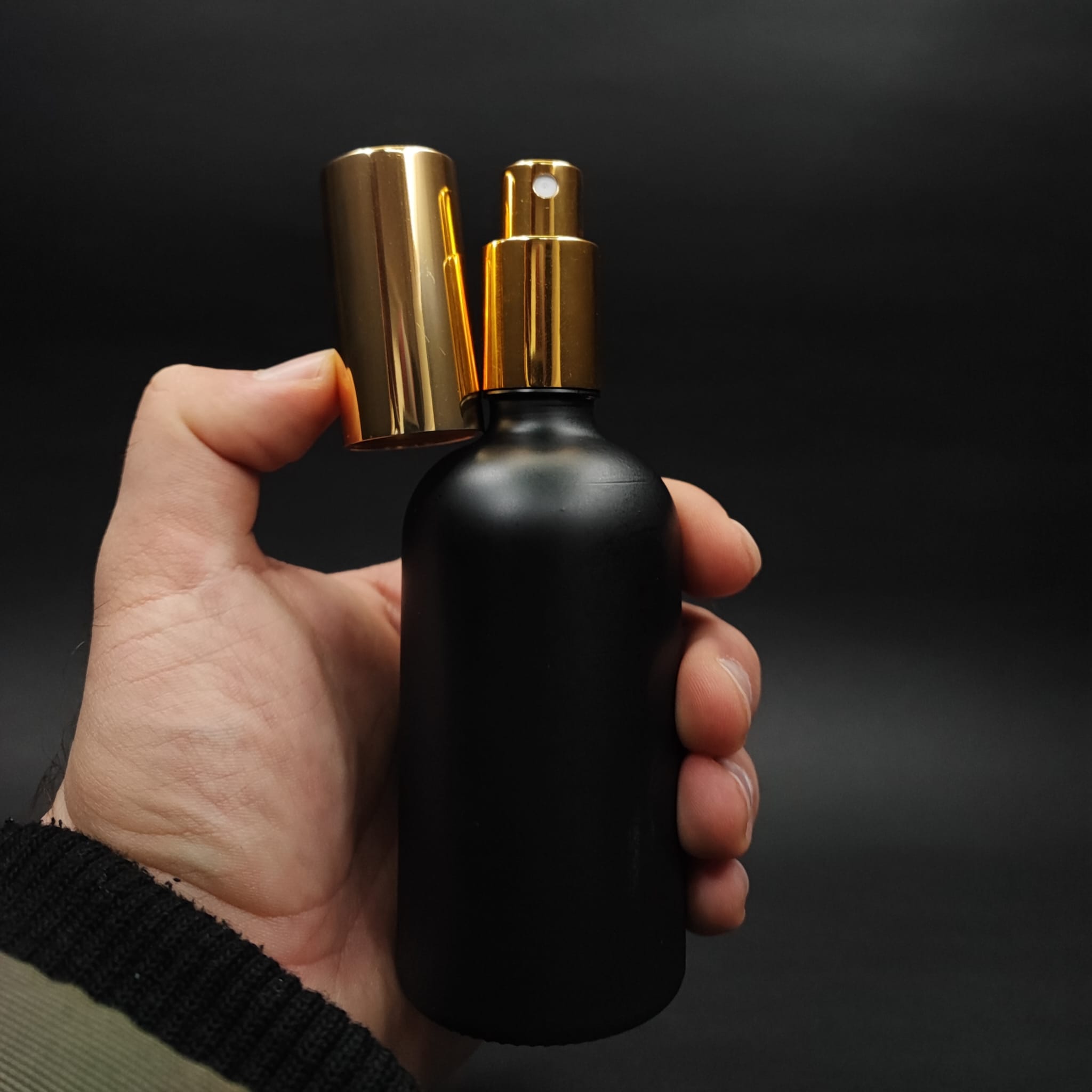 100 ML LÜKS VİDALI VALF ÇEVİRME PARFÜM ŞİŞELERİ - 100 CC MAT SİYAH CAM ŞİŞE - GOLD METAL SPREYLİ KAPAKLI SET