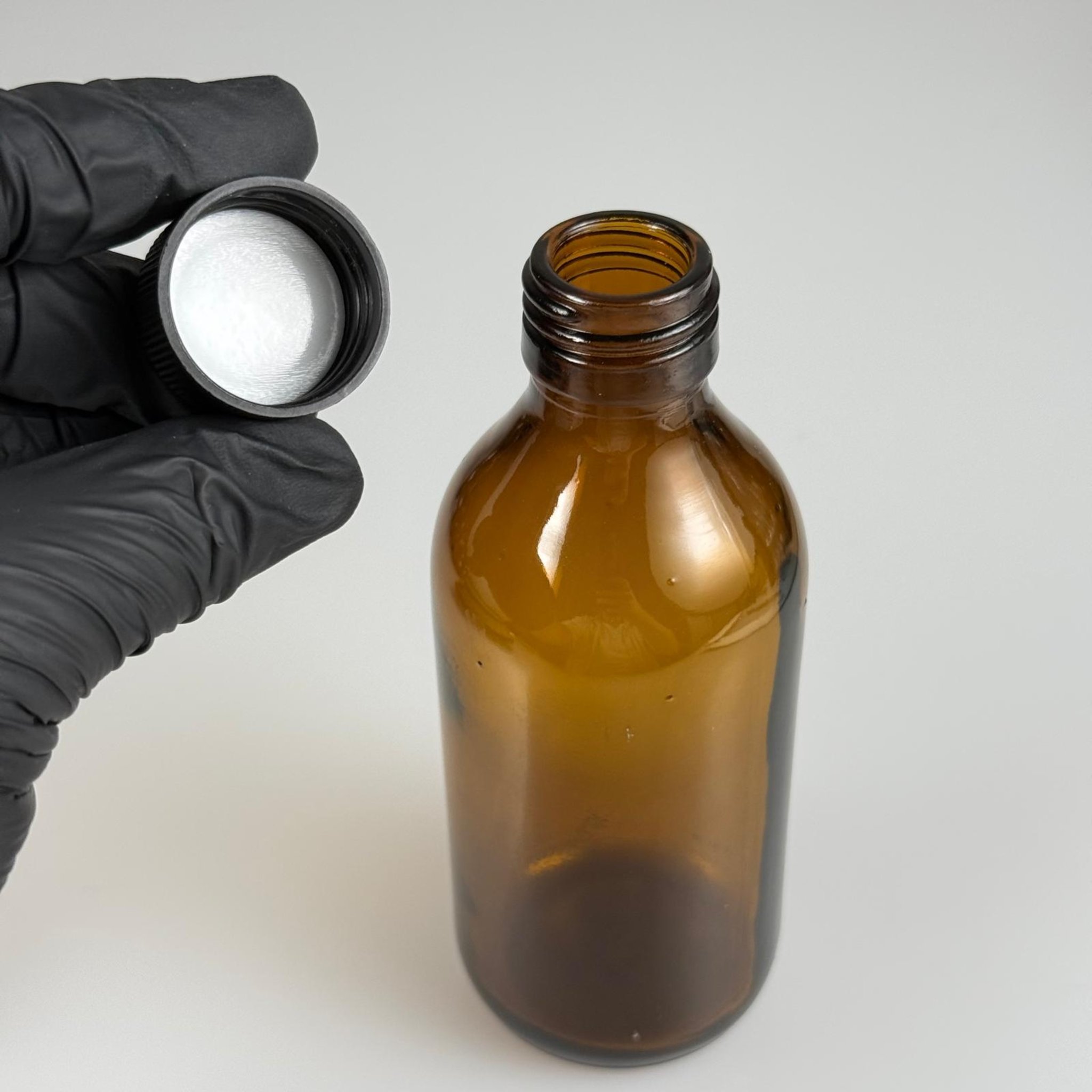 150 CC AMBER CAM ŞİŞE + SİYAH CONTALI KAPAK + 15 ML ÖLÇEK TAKIM  - 150 ML KAHVERENGİ BOŞ ŞURUP ŞİŞESİ  - 150 ML ECZA ŞİŞESİ 25