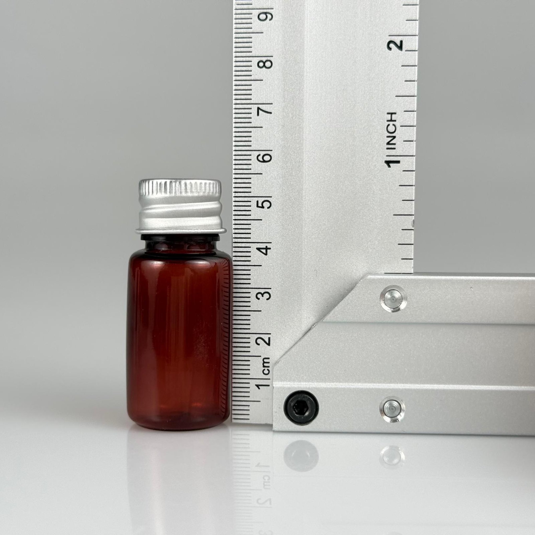 10 CC AMBER PET SHOT ŞİŞE - KÖPÜK CONTALI GÜMÜŞ ALÜMİNYUM METAL KAPAKLI + DAMLALIKLI KOLONYA TIPALI TAKIM - 10 ML KAHVERENGİ PLASTİK ŞİŞE