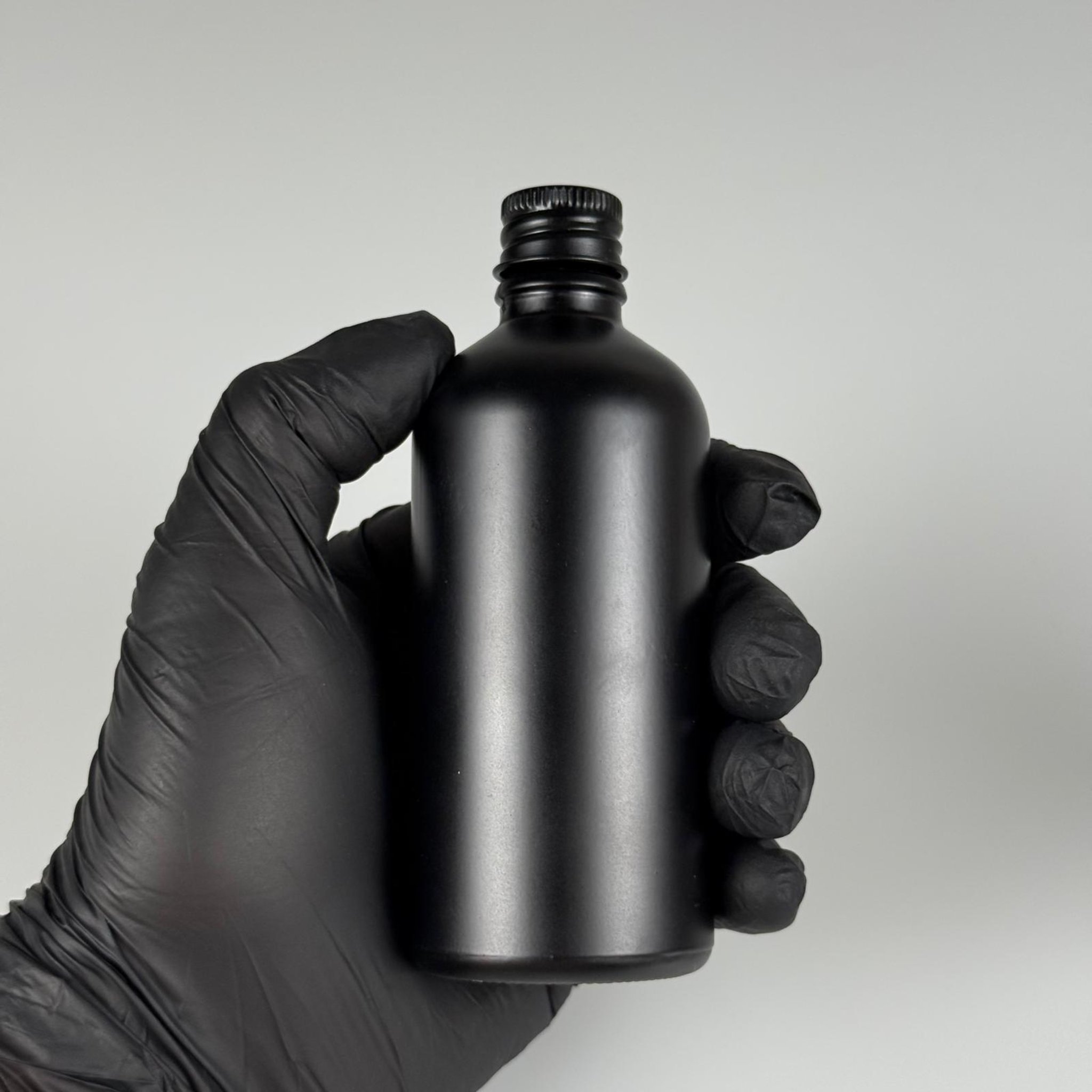 100 CC MAT SİYAH CAM ŞİŞE + KÖPÜK CONTALI SİYAH ALÜMİNYUM METAL KAPAKLI + KÖR TIPALI TAKIM - 100 ML MAT SİYAH CAM ŞİŞE