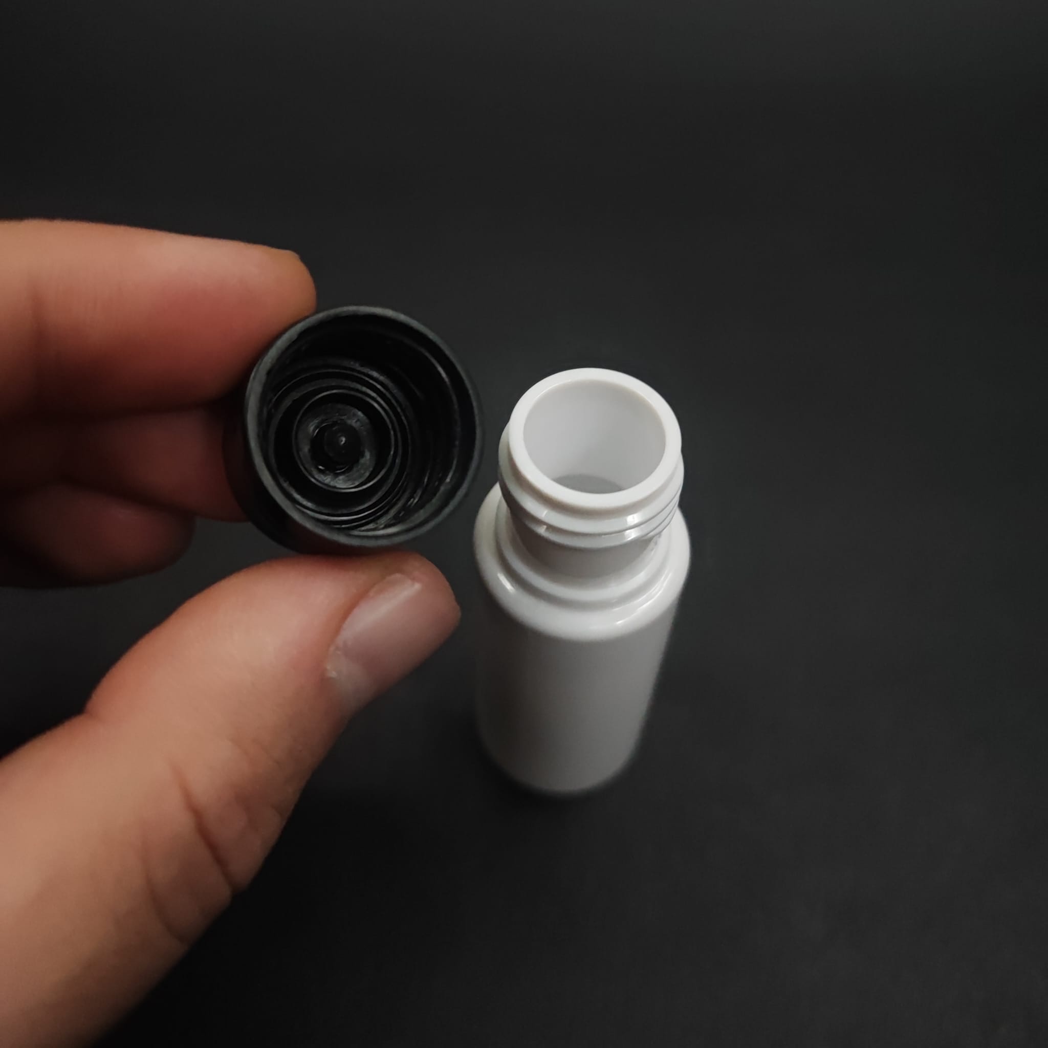 15 CC BEYAZ PLASTİK ŞİŞE + KENDİNDEN CONTALI SIZDIRMAZ SİYAH KAPAK  - 15 ML KAPAKLI PET ŞİŞE