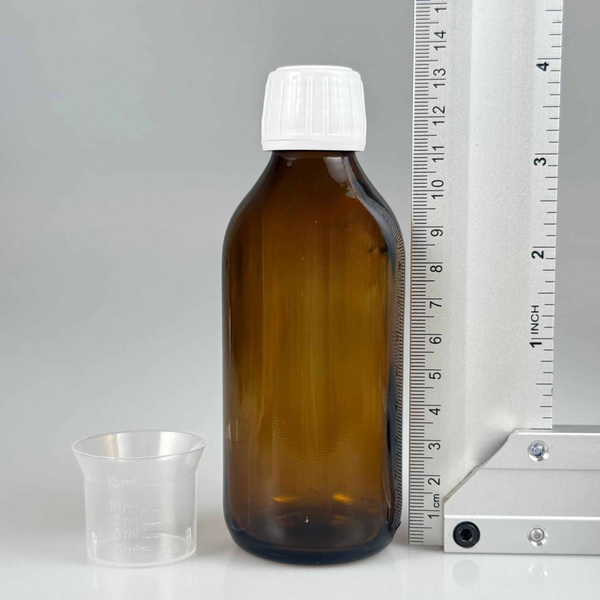 150 CC AMBER CAM ŞİŞE - 25 PP AĞIZ  + BEYAZ KİLİTLİ ECZA KAPAK + 15 ML ÖLÇEK KAPAK TAKIM - 150 ML KAHVERENGİ BOŞ ŞURUP ŞİŞESİ  - 150 ML ECZA ŞİŞESİ 25 PP