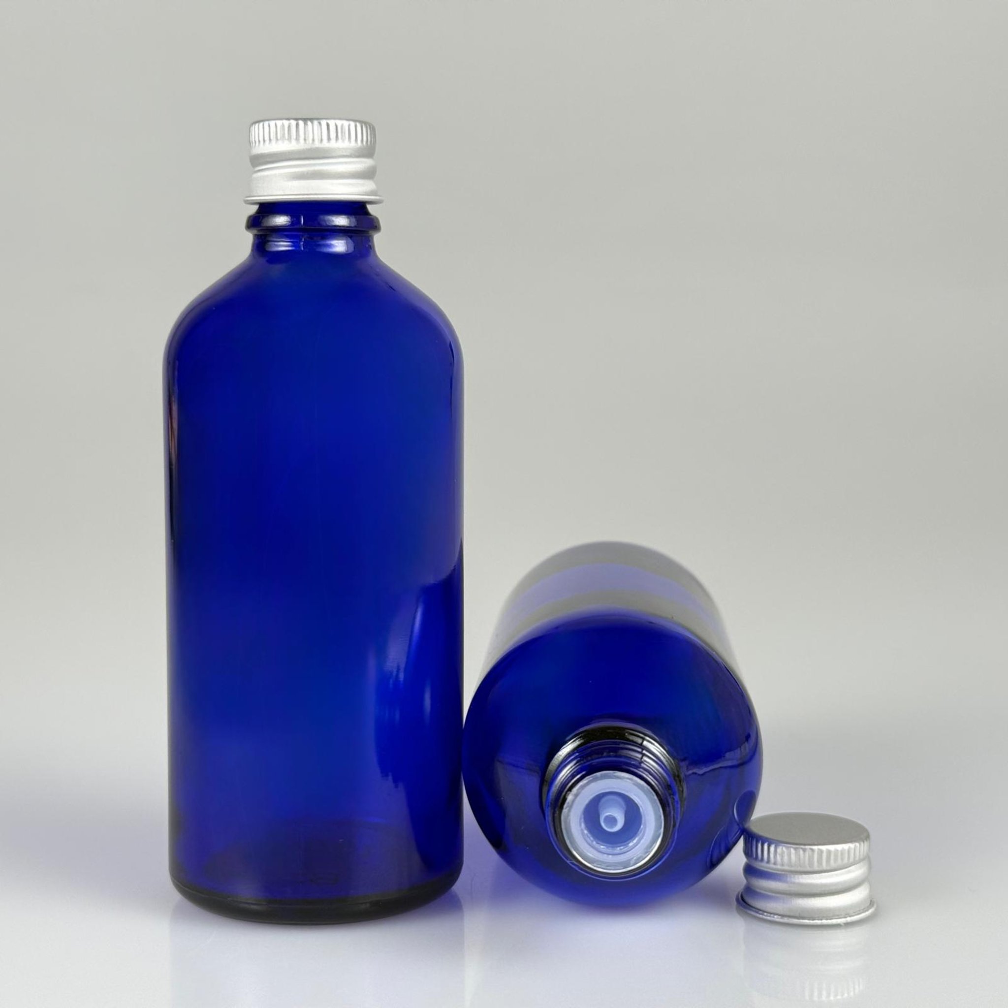 100 CC MAVİ CAM ŞİŞE + KÖPÜK CONTALI GÜMÜŞ ALÜMİNYUM METAL + KOLONYA TIPALI KAPAKLI TAKIM - 100 ML MAVİ CAM ŞİŞE