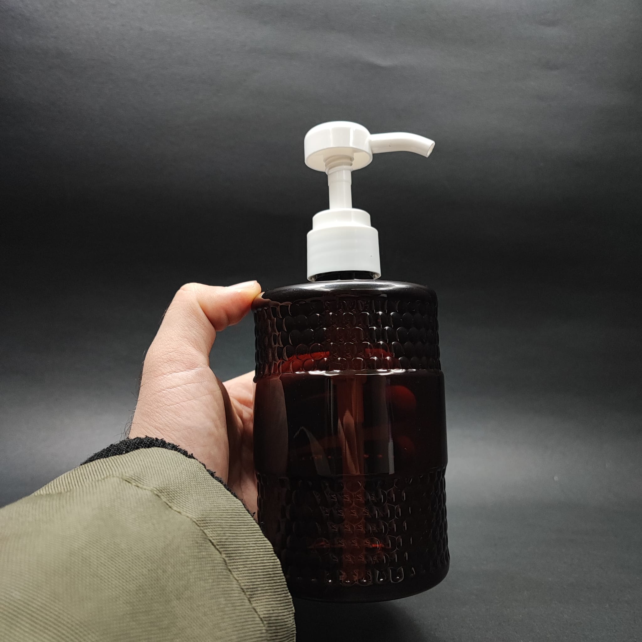 500 CC DESENLİ AMBER PET ŞİŞE - BEYAZ DOZAJ POMPALI (HER BASMADA 4 CC SIVI ATAR)  - 500 ML POMPALI ŞİŞE - ŞURUP, ŞAMPUAN, KREM GİBİ YOĞUN KIVAMLI SIVILARDA KULLANILIR