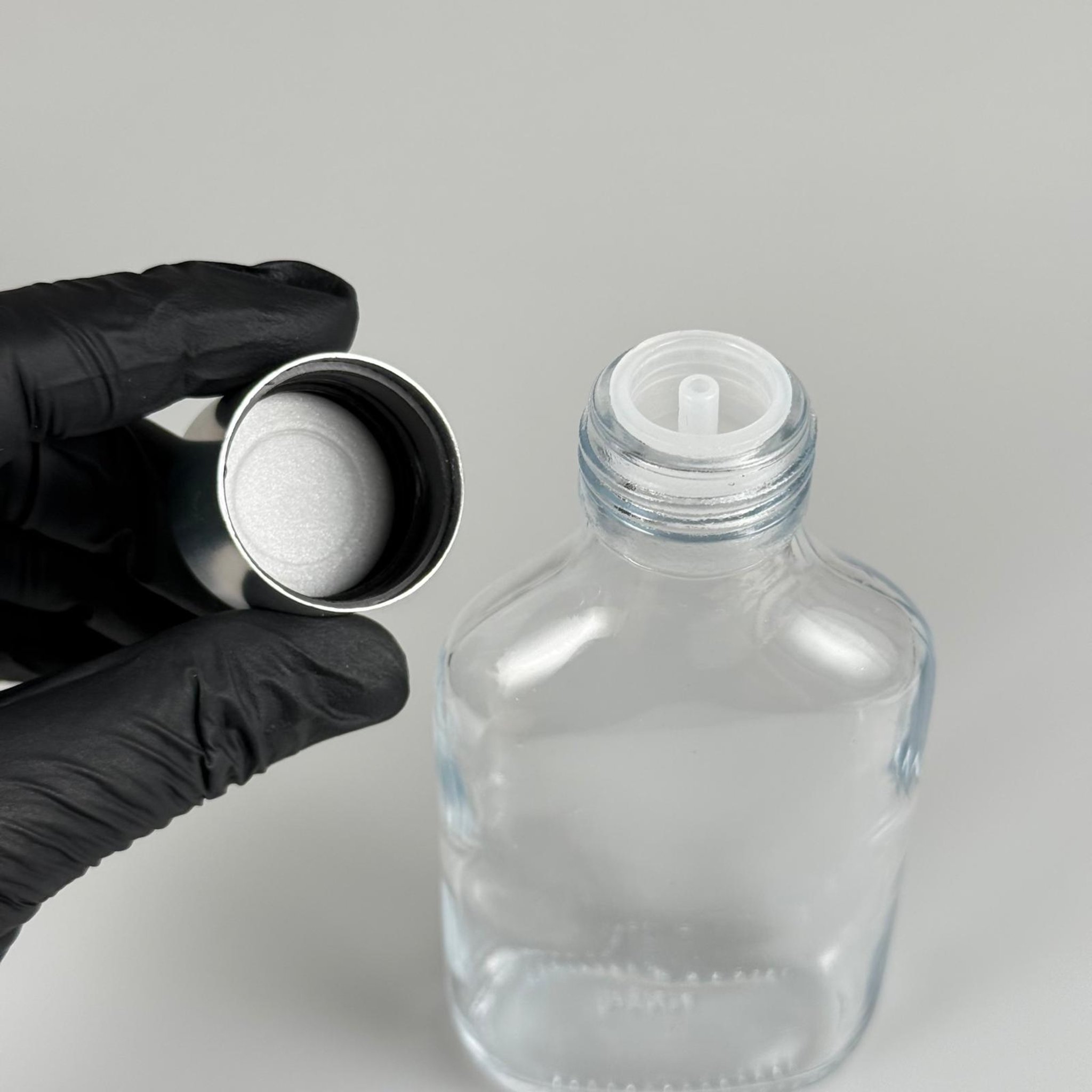 100 CC YASSI CAM ŞİŞE + ALÜMİNYUM KAPLAMA GÜMÜŞ KAPAKLI + DAMLALIKLKI KOLONYA TIPALI TAKIM -  100 ML YASSI CAM ŞİŞE