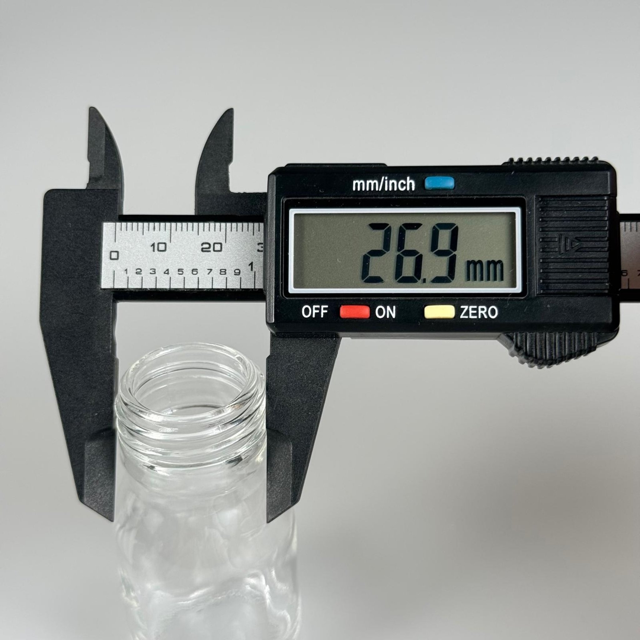 30 CC GENİŞ AĞIZLI ŞEFFAF CAM ŞİŞE KAPAKSIZ (28 AĞIZ) - 30 ML ŞEFFAF ŞURUP ECZA ŞİŞESİ - MİKROPLARDAN KORUNMASI İÇİN İLAÇLANMIŞTIR, SUYA TUTUNCA ŞEFFAF RENGİ ALIR