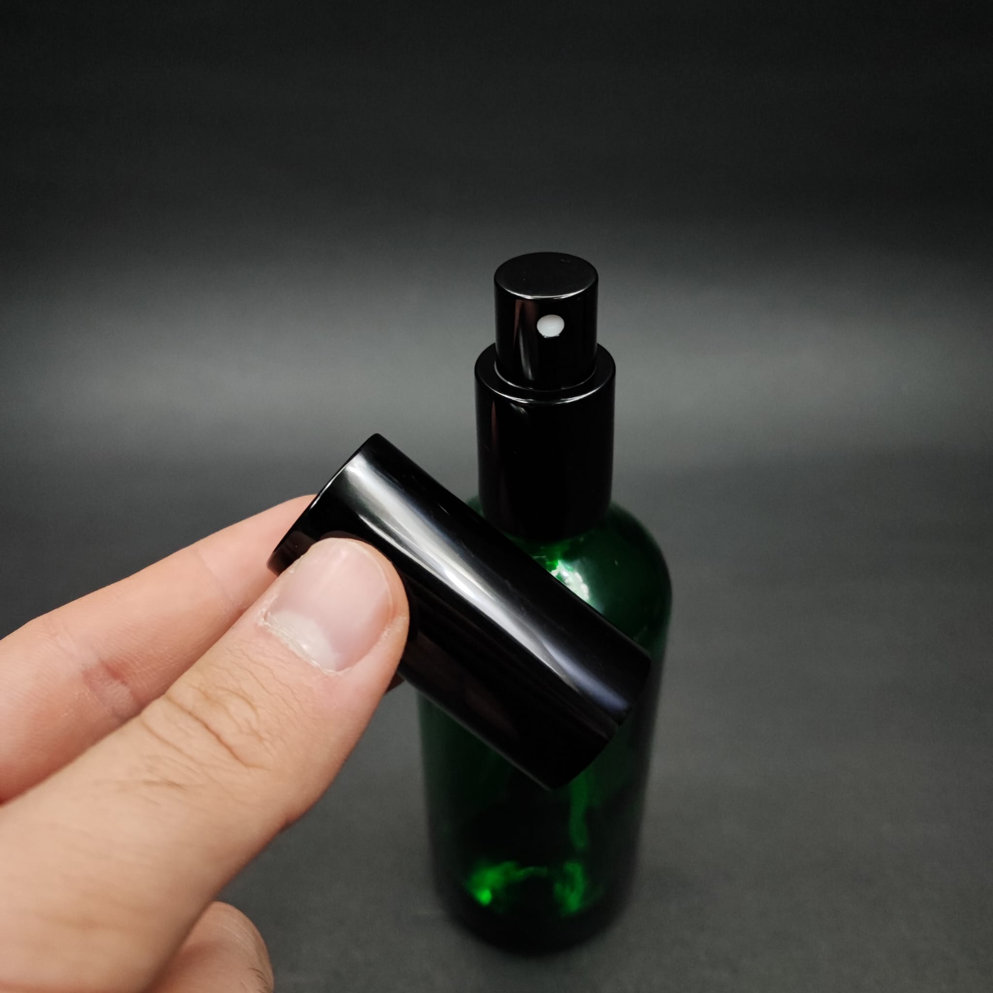 100 ML LÜKS VİDALI VALF ÇEVİRME PARFÜM ŞİŞELERİ - 100 CC YEŞİL CAM ŞİŞE - SİYAH METAL SPREYLİ KAPAKLI SET