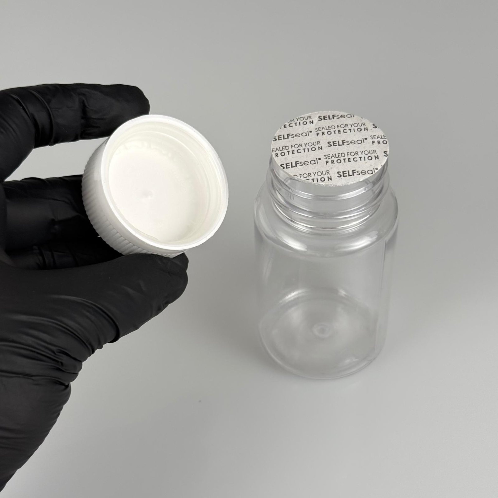 100 ML CONTALI ÇOCUK KİLİT KAPAKLI TABLET ŞİŞESİ  - 100 CC ŞEFFAF PET KAVANOZ + 38 MM BEYAZ ÇOCUK KİLİTLİ KAPAK + KENDİNDEN YAPIŞKANLI KÖPÜK CONTA TAKIM -  KAPSÜL KUTUSU - İLAÇ ŞİŞESİ - MEDİKAL HAP ŞİŞESİ - FARMASÖTİK KAVANOZ