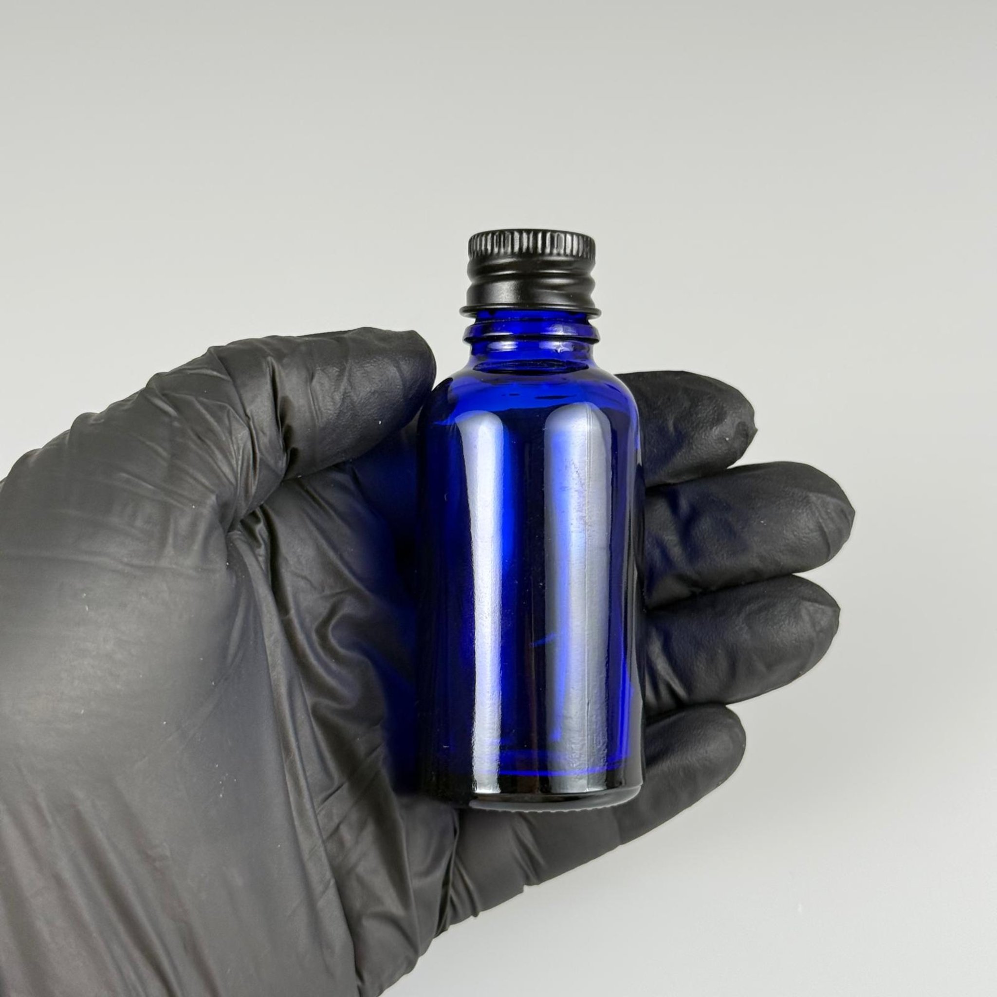 30 CC MAVİ CAM ŞİŞE + KÖPÜK CONTALI SİYAH ALÜMİNYUM METAL KAPAKLI + KÖR TIPALI TAKIM - 30 ML MAVİ CAM ŞİŞE