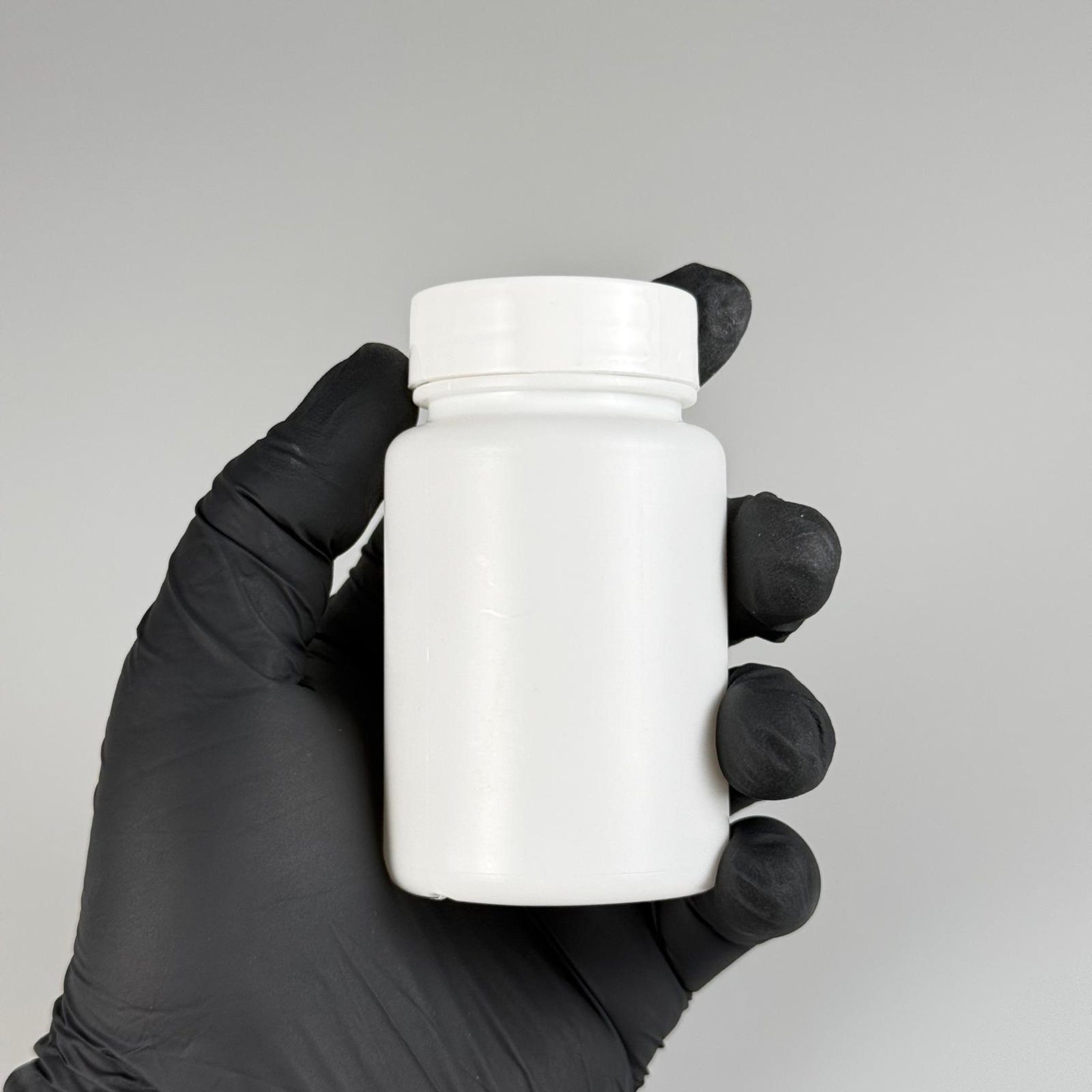 100 CC BEYAZ SERT POLİETİLEN ŞİŞE + BEYAZ PLASTİK KAPAKLI + KENDİNDEN YAPIŞKANLI KÖPÜK CONTALI - 100 ML POLİETİLEN ŞİŞE