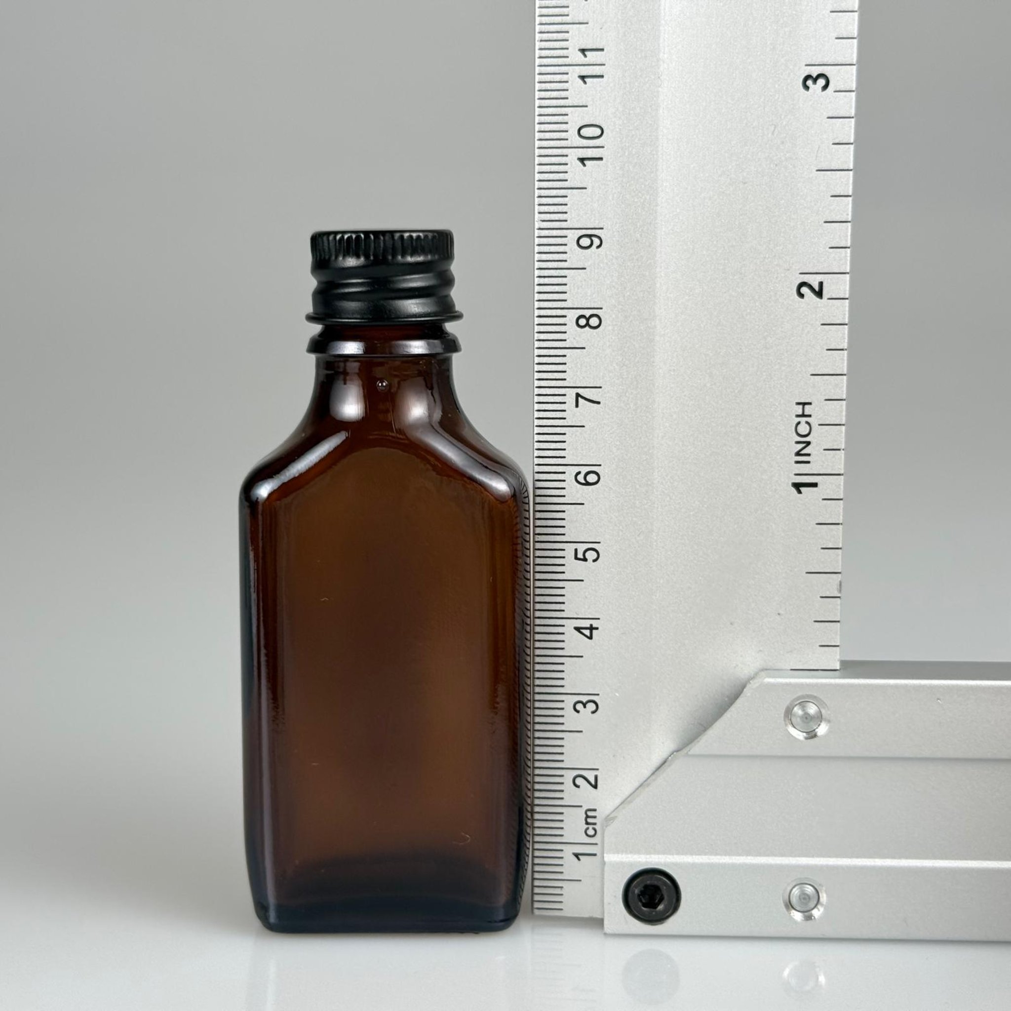 30 CC AMBER YASSI CAM ŞİŞE + SİYAH ALÜMİNYUM METAL KAPAKLI + KÖR TIPALI TAKIM - 30 ML KAHVERENGİ CAM ŞİŞE