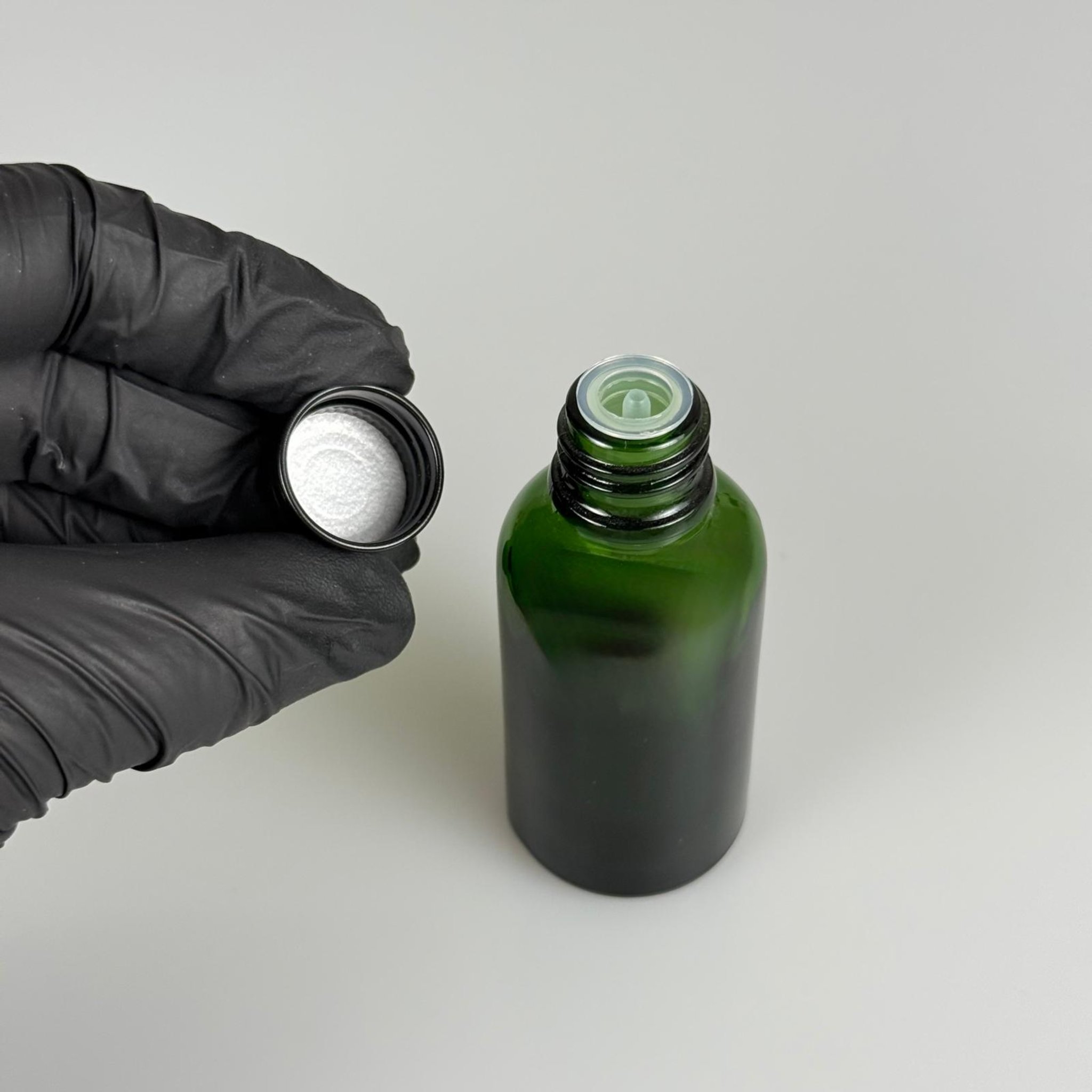30 CC YEŞİL CAM ŞİŞE + KÖPÜK CONTALI SİYAH ALÜMİNYUM METAL KAPAKLI + DAMLALIKLI KOLONYA TIPALI TAKIM - 30 ML YEŞİL CAM ŞİŞE