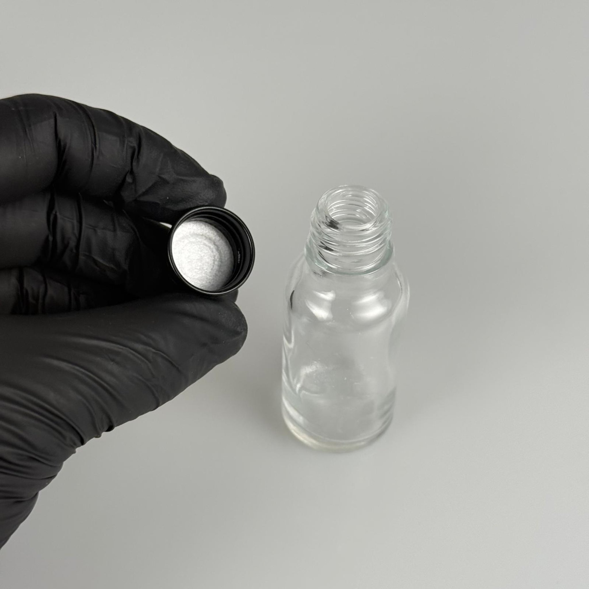 20 CC ŞEFFAF CAM ŞİŞE + KÖPÜK CONTALI SİYAH ALÜMİNYUM METAL KAPAKLI TAKIM - 20 ML ŞEFFAF CAM ŞİŞE