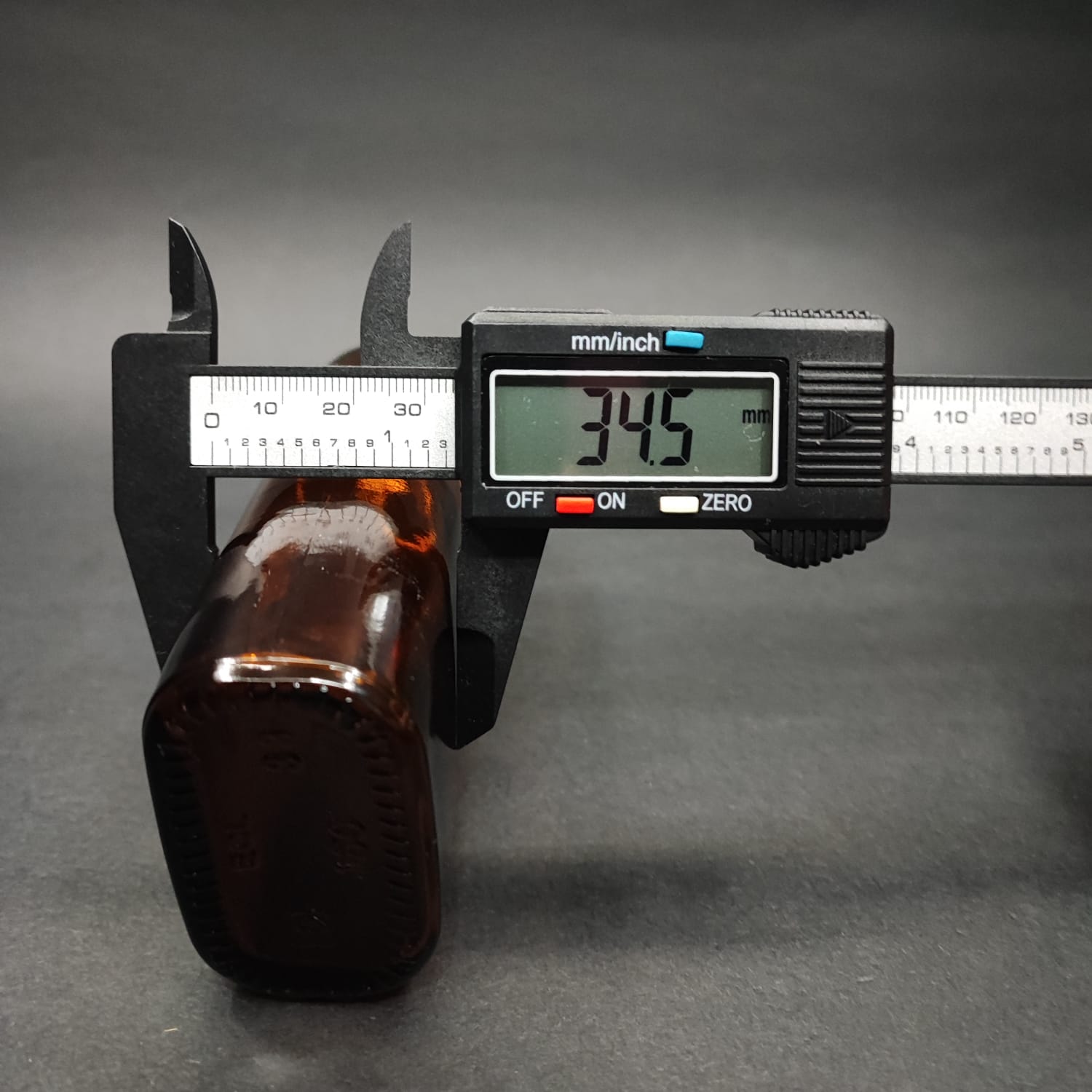 150 ML DOLUMU KOLAY, GENİŞ AĞIZLI İÇTEN DAMLALIKLI YASSI ŞİŞE (25 MM AĞIZ) - 150 CC SİYAH CONTALI KAPAKLI İÇTEN DAMLALIKLI CAM ECZA ŞİŞESİ - AMBER KAHVERENGİ