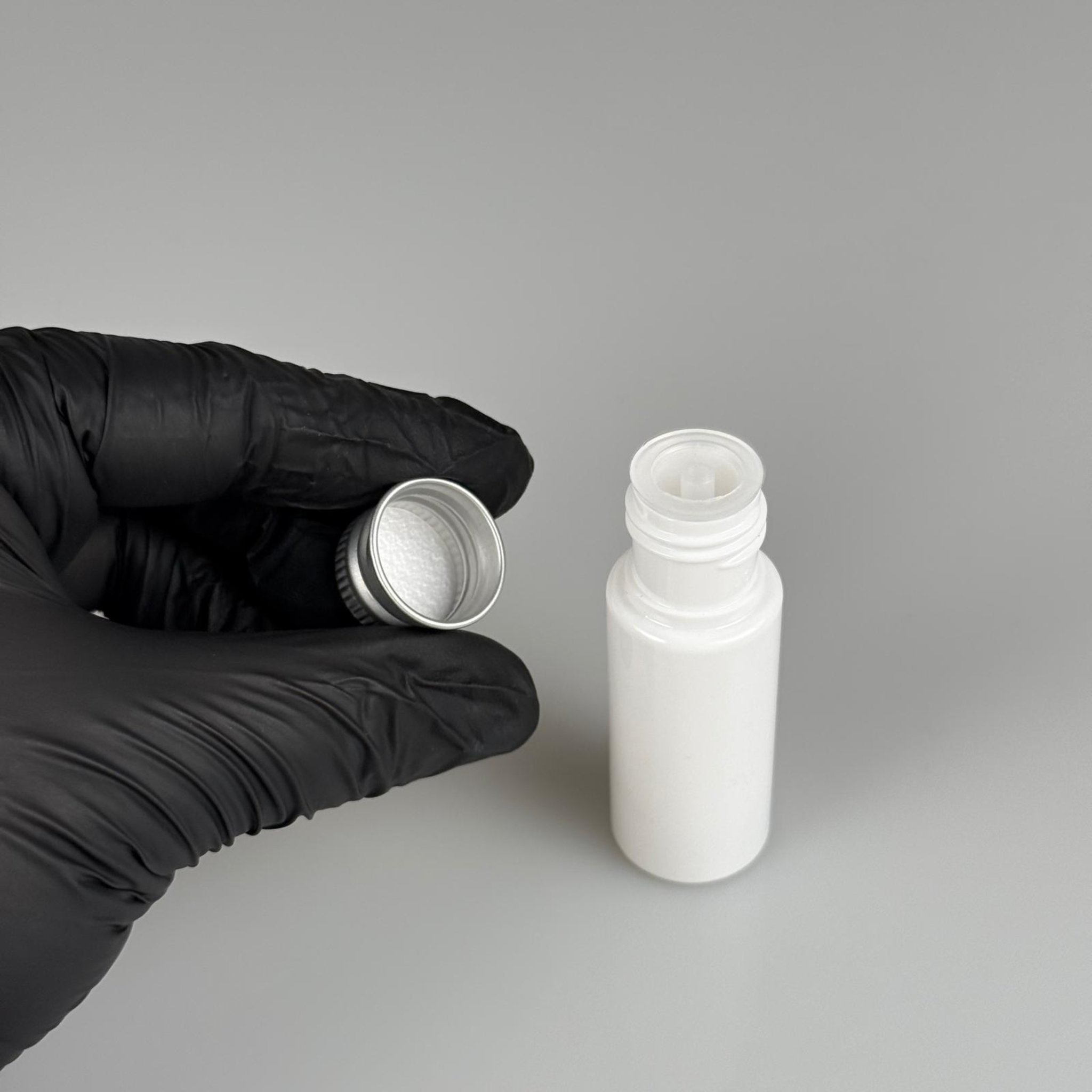 15 CC BEYAZ SİLİNDİR PET ŞİŞE + KÖPÜK CONTALI GÜMÜŞ ALÜMİNYUM METAL KAPAKLI + DAMLALIKLI KOLONYA TIPALI TAKIML - 15 ML BEYAZ PET ŞİŞE