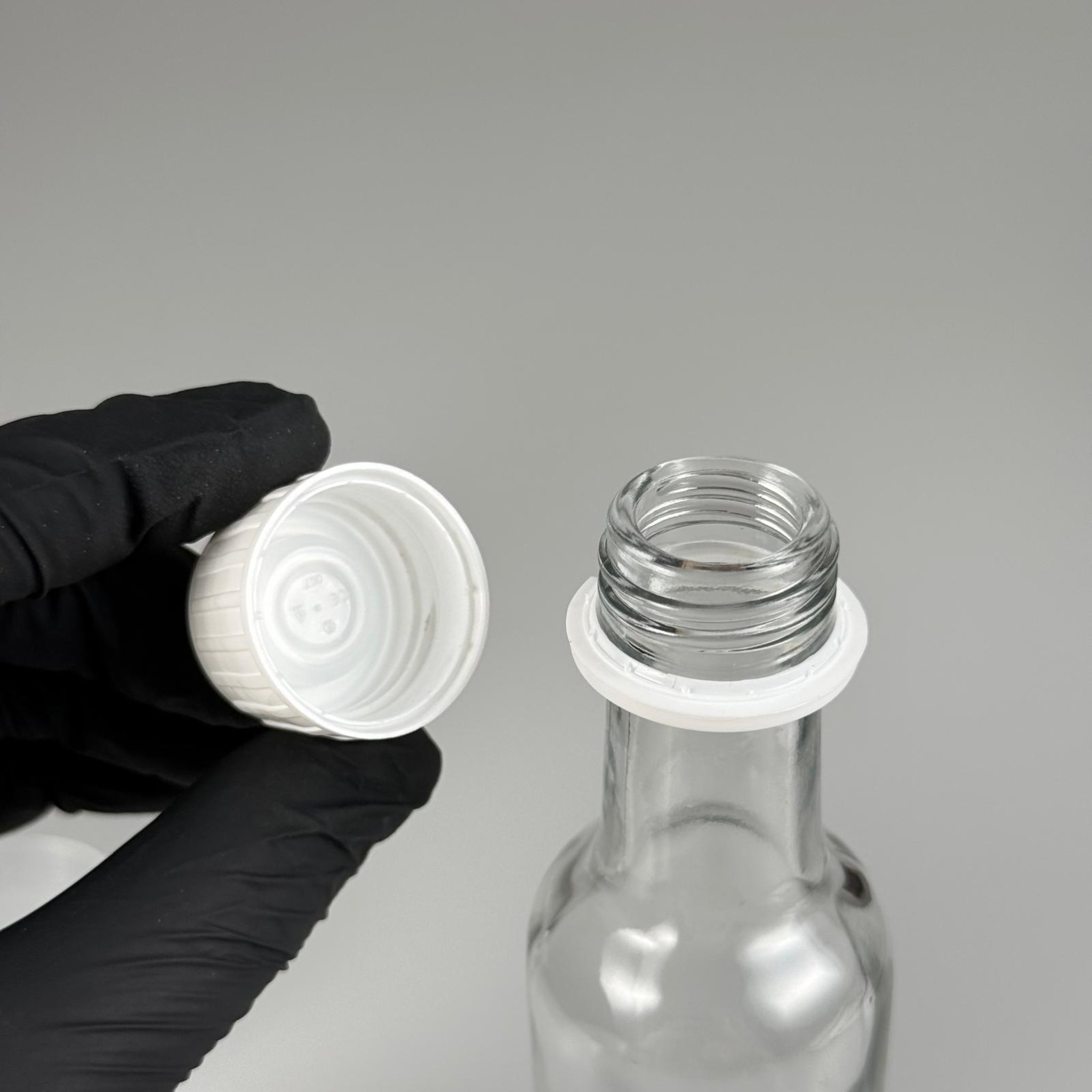 100 CC DORİKA CAM ŞİŞE + BEYAZ KİLİTLİ KAPAK+ 15 ML ÖLÇEK TAKIM - 100 ML ŞEFFAF CAM DORİKA ŞİŞE