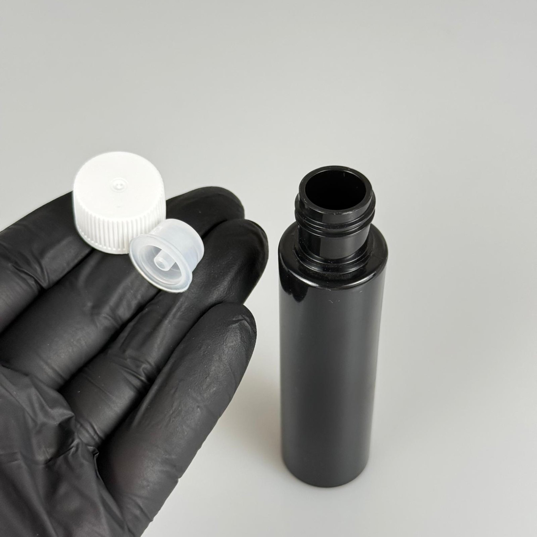 35 CC İÇTEN DAMLALIKLI PLASTİK ŞİŞE -  35 ML SİYAH PET ŞİŞE + CONTALI BEYAZ KAPAK + KOLONYA TIPALI (DELEREK KULLANILIR) TAKIM