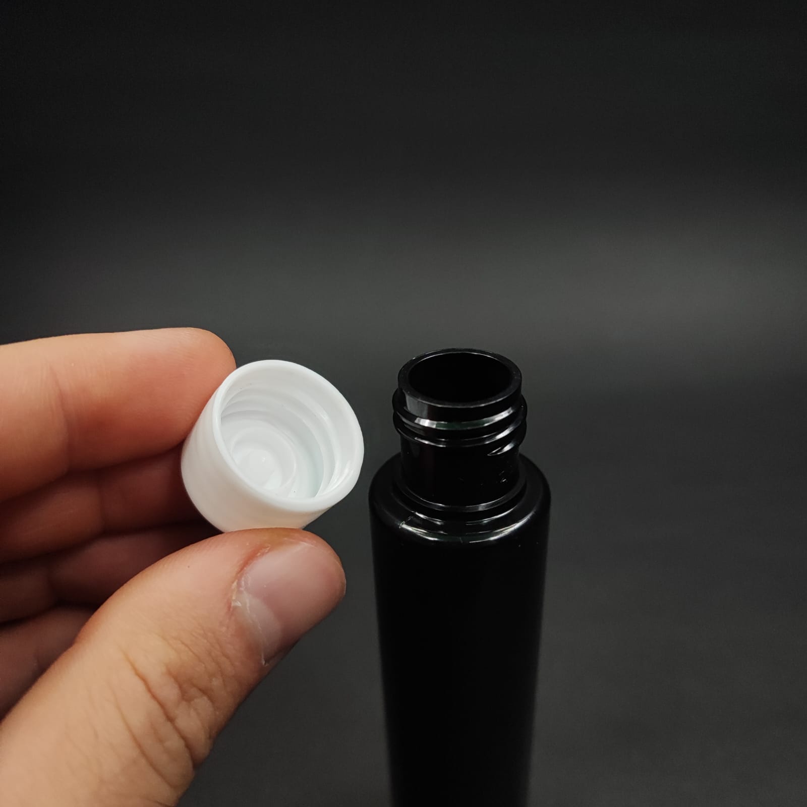 35 CC SİYAH PLASTİK UZUN ŞİŞE + KENDİNDEN CONTALI SIZDIRMAZ BEYAZ KAPAK - 35 ML KAPAKLI PET ŞİŞE
