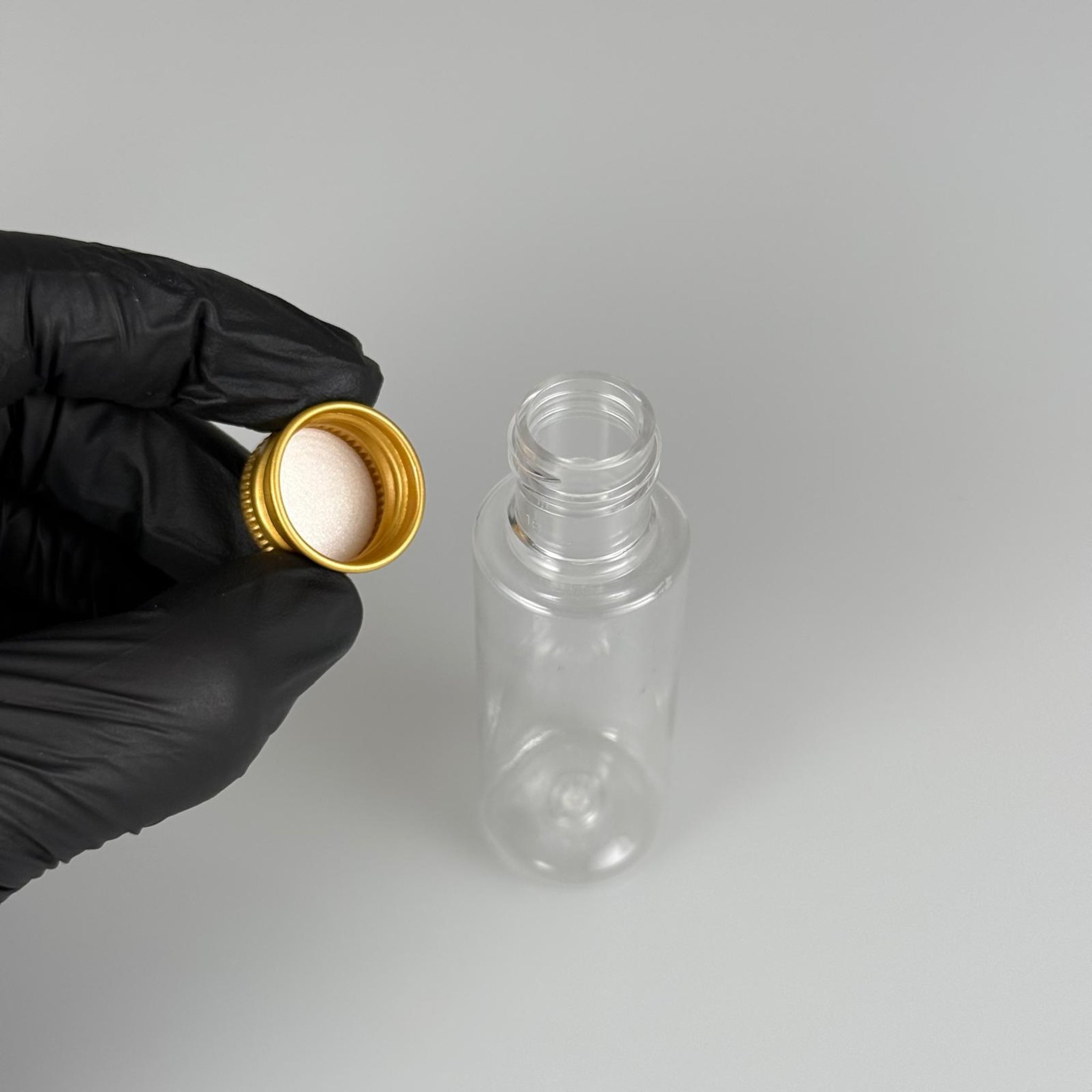 30 CC ŞEFFAF SİLİNDİR UZUN MODEL PET ŞİŞE + KÖPÜK CONTALI GOLD ALÜMİNYUM METAL KAPAKLI TAKIM - 30 ML PLASTİK ŞİŞE