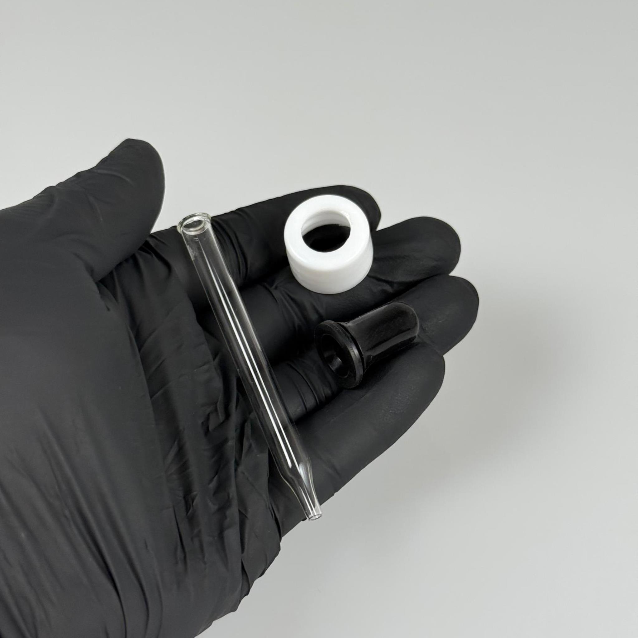 18 MM CAM DAMLALIKLI TAKIM - SİYAH EMZİK +  DELİKLİ PLASTİK DÜZ BEYAZ KAPAK + 76 MM SİVRİ ( UCU İNCE ) CAM PİPET