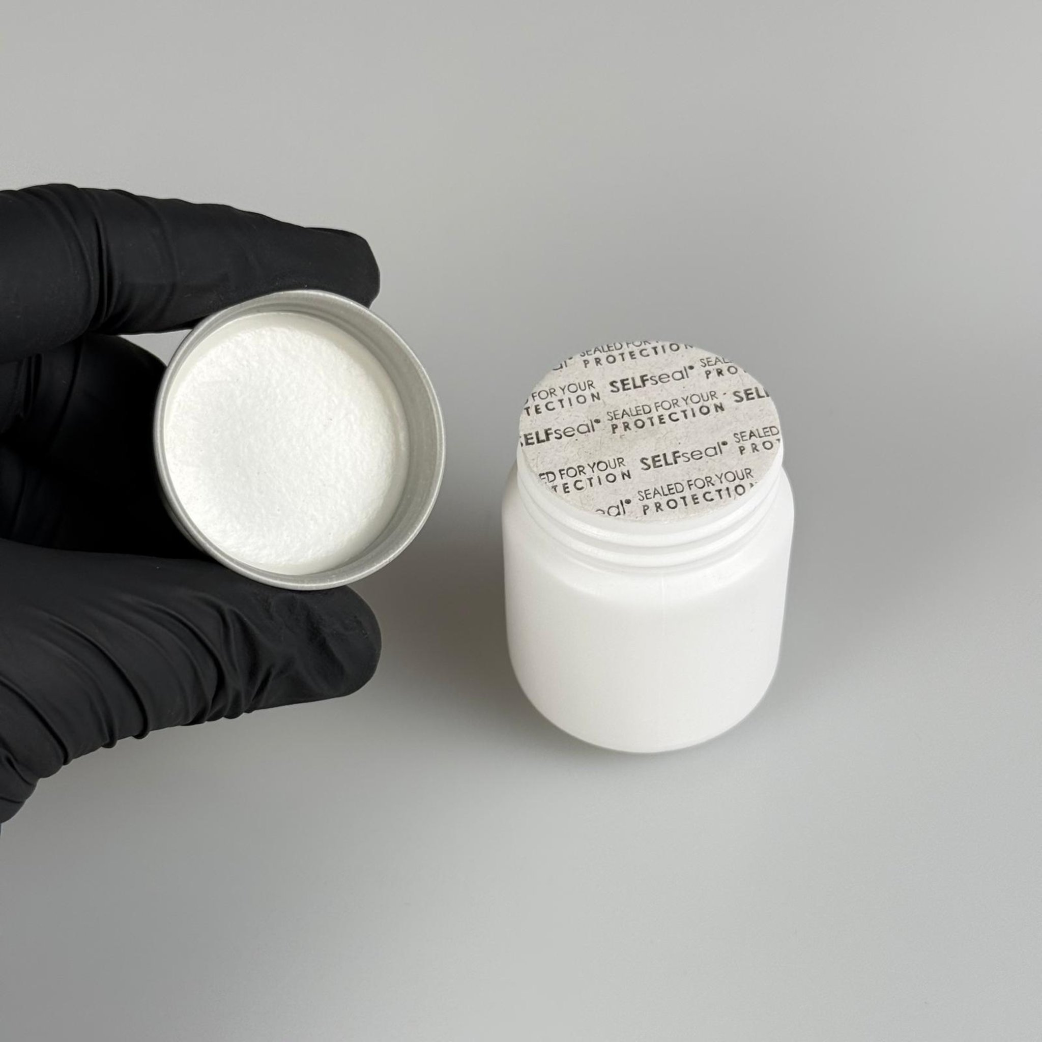 50 CC BEYAZ SERT POLİETİLEN ŞİŞE + GÜMÜŞ METAL KAPAKLI + KENDİNDEN YAPIŞKANLI KÖPÜK CONTALI - 50 ML POLİETİLEN ŞİŞE