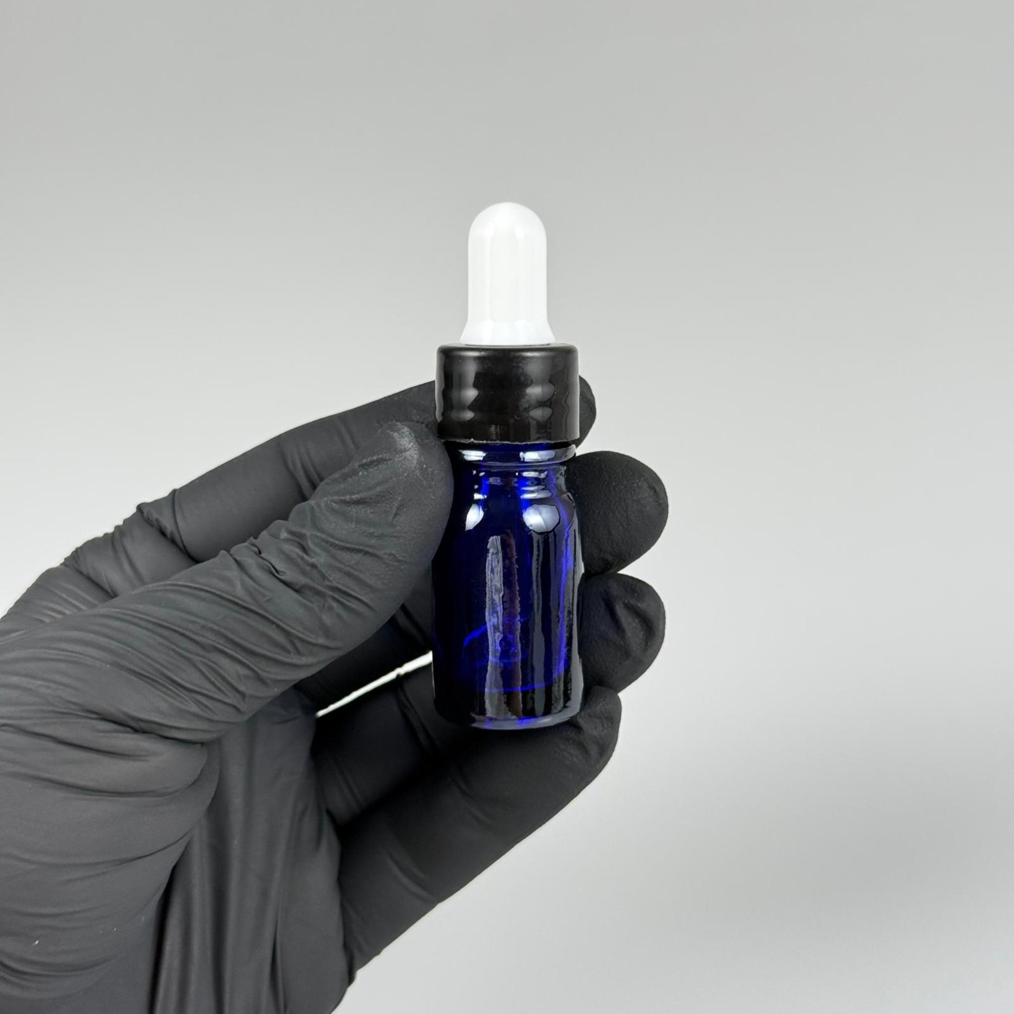 5 CC MAVİ CAM DAMLALIKLI ŞİŞE - BEYAZ EMZİK - SİYAH DÜZ PLASTİK KAPAK - 5 ML MAVİ CAM DAMLALIKLI ŞİŞE