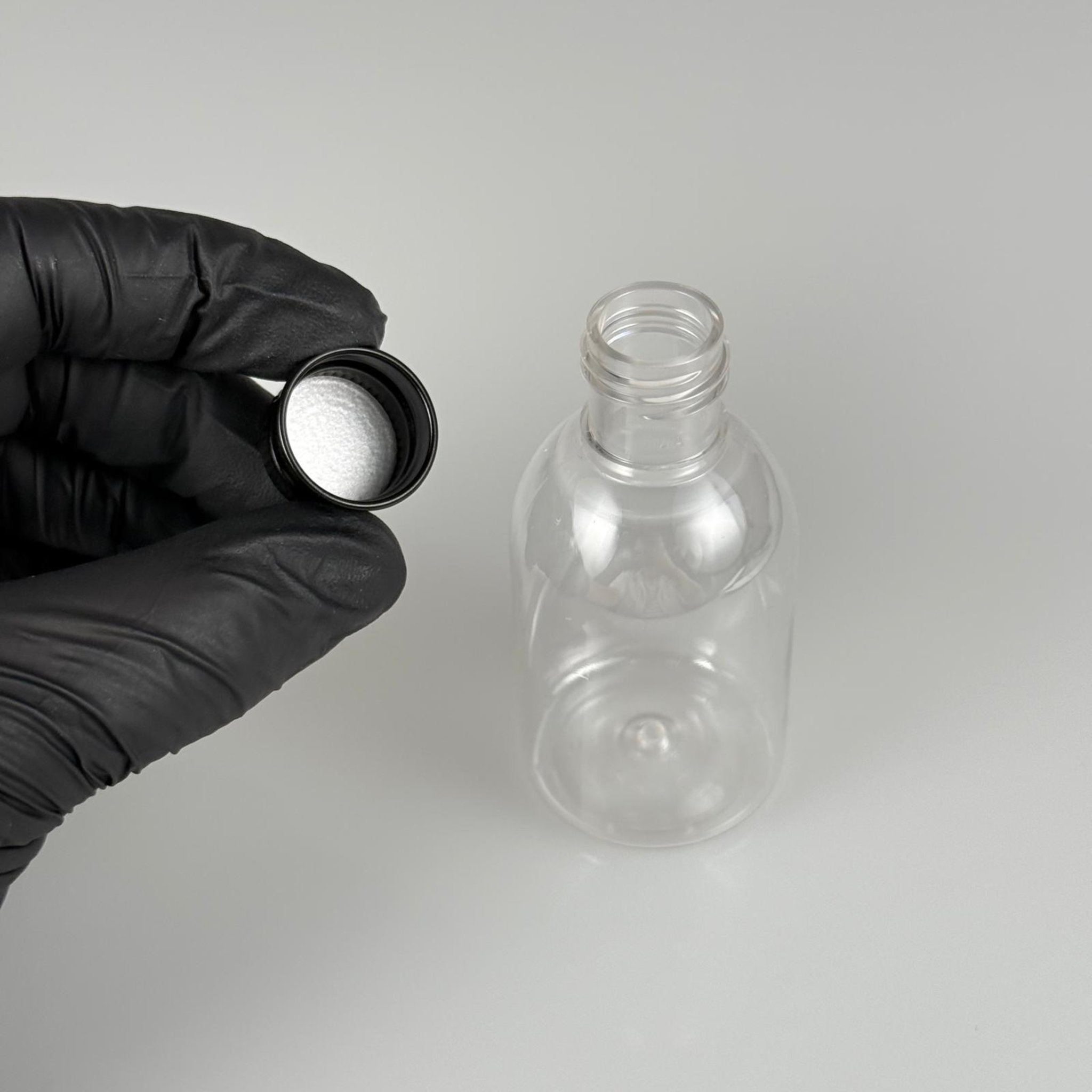 50  CC BUKLET PET ŞİŞE + KÖPÜK CONTALI SİYAH ALÜMİNYUM METAL KAPAKLI TAKIM - 50 ML PLASTİK ŞİŞE