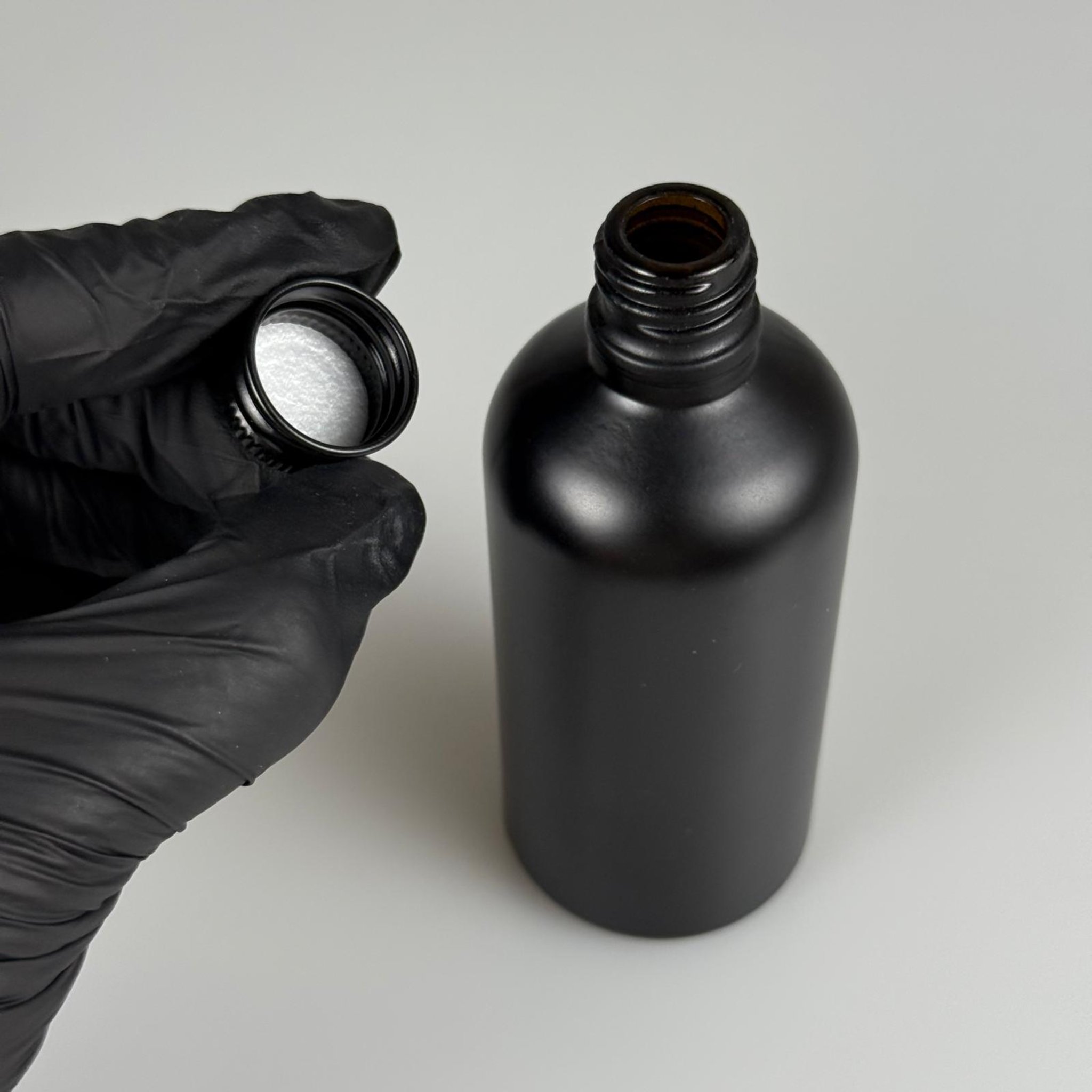 100 CC MAT SİYAH CAM ŞİŞE + KÖPÜK CONTALI SİYAH ALÜMİNYUM METAL KAPAKLI TAKIM - 100 ML MAT SİYAH CAM ŞİŞE