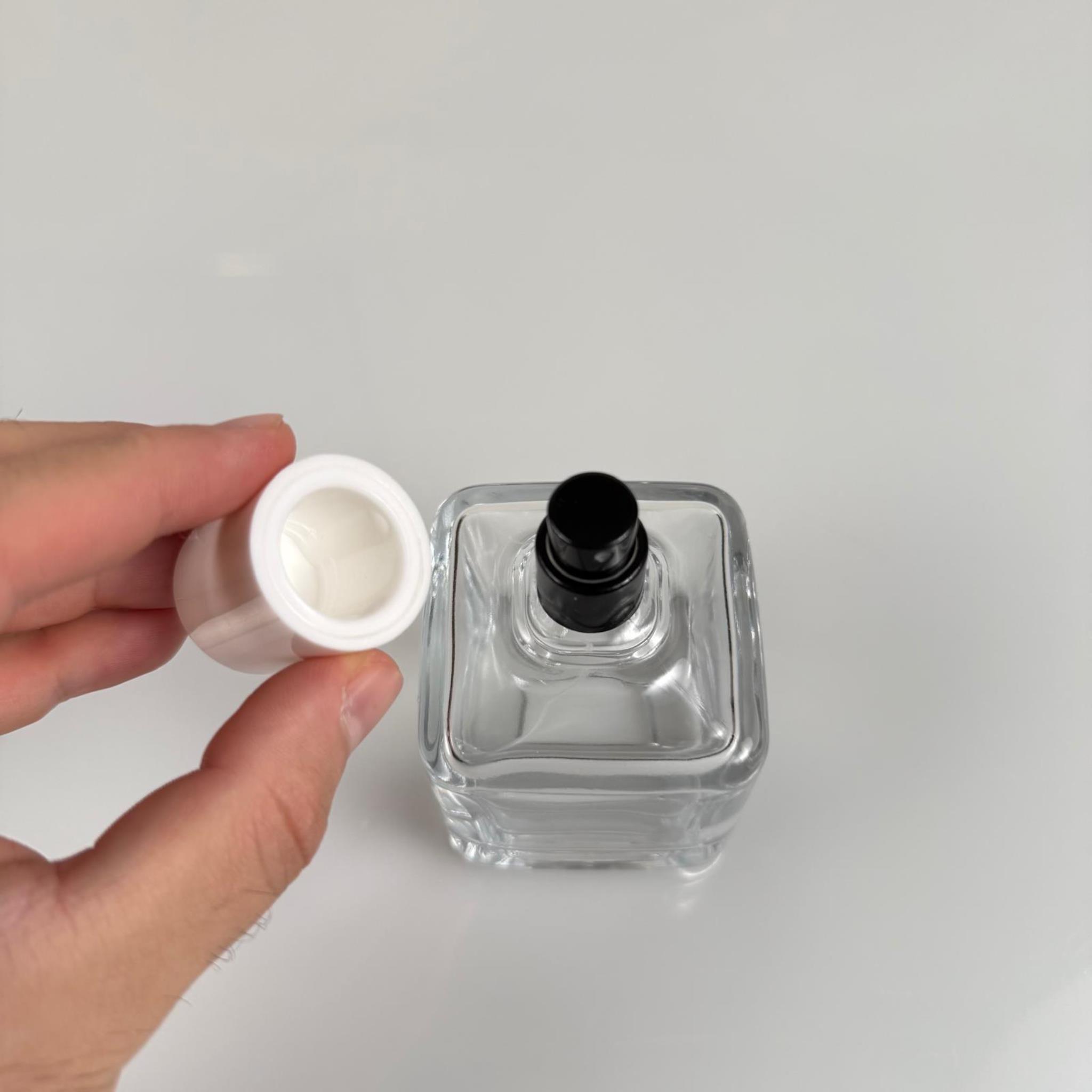 100 ML KARE MODEL LURA PARFÜM ŞİŞESİ - SİYAH METAL SPREYLİ + BEYAZ KAPAKLI (AĞIZ 15 MM GEÇME KOLAY KAPAMA)