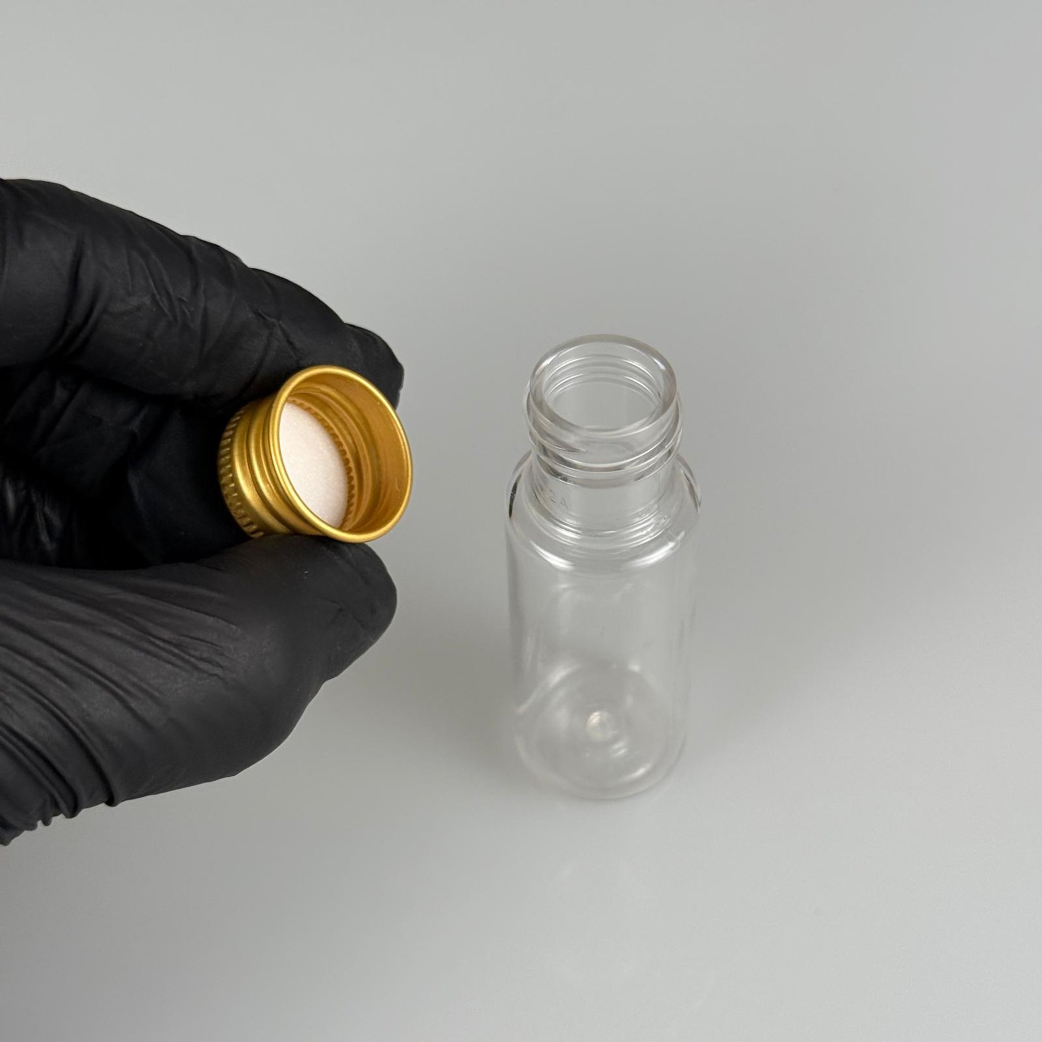 15 CC SİLİNDİR PET ŞİŞE + KÖPÜK CONTALI GOLD ALÜMİNYUM METAL KAPAKLI TAKIML - 15 ML ŞEFFAF PET ŞİŞE