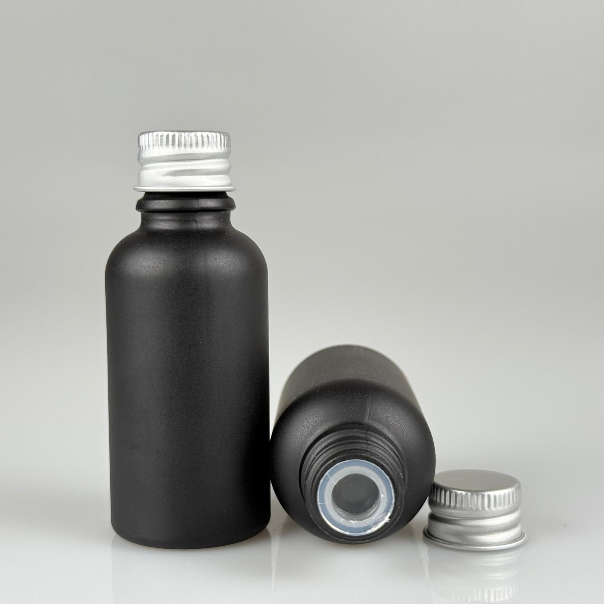 30 CC MAT SİYAH CAM ŞİŞE + KÖPÜK CONTALI GÜMÜŞ ALÜMİNYUM METAL KAPAKLI + KÖR TIPALI TAKIM - 30 ML MAT SİYAH CAM ŞİŞE