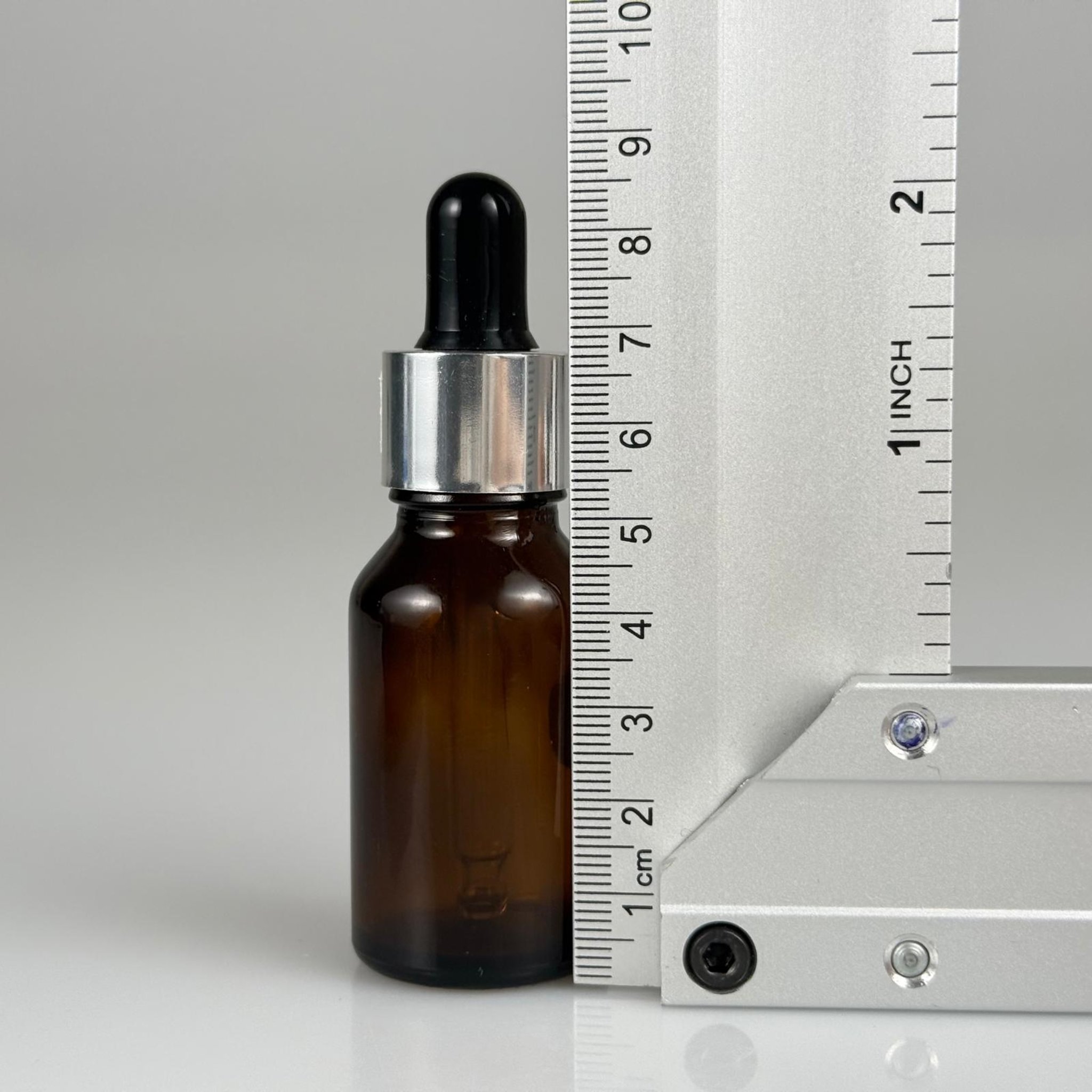 15 CC AMBER CAM DAMLALIKLI ŞİŞE - SİYAH EMZİK - METALİK GÜMÜŞ KAPAK - 15 ML KAHVERENGİ CAM DAMLALIKLI ŞİŞE