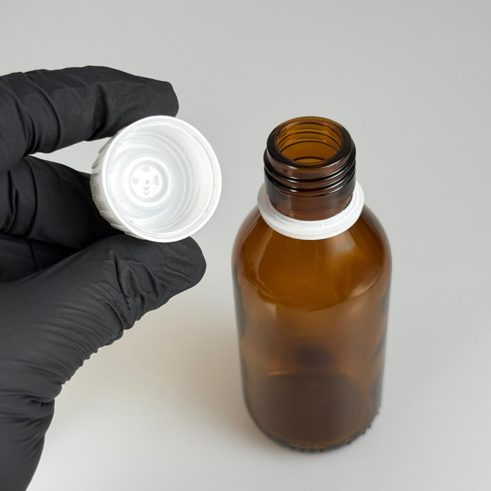 100 CC AMBER CAM ŞİŞE + BEYAZ KİLİTLİ KAPAKLI -+ 15 ML ÖLÇEK TAKIM - 100 ML KAHVERENGİ BOŞ ŞURUP ŞİŞESİ (AĞIZ ÇAPI 25 MM)