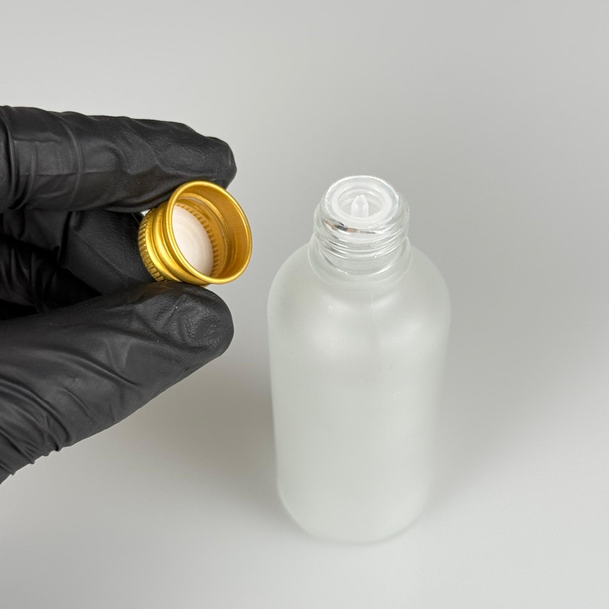50 CC BUZLU CAM ŞİŞE + KÖPÜK CONTALI GOLD ALÜMİNYUM METAL KAPAKLI + DAMLALIKLI KOLONYA TIPALI TAKIM - 50 ML BUZLU CAM ŞİŞE
