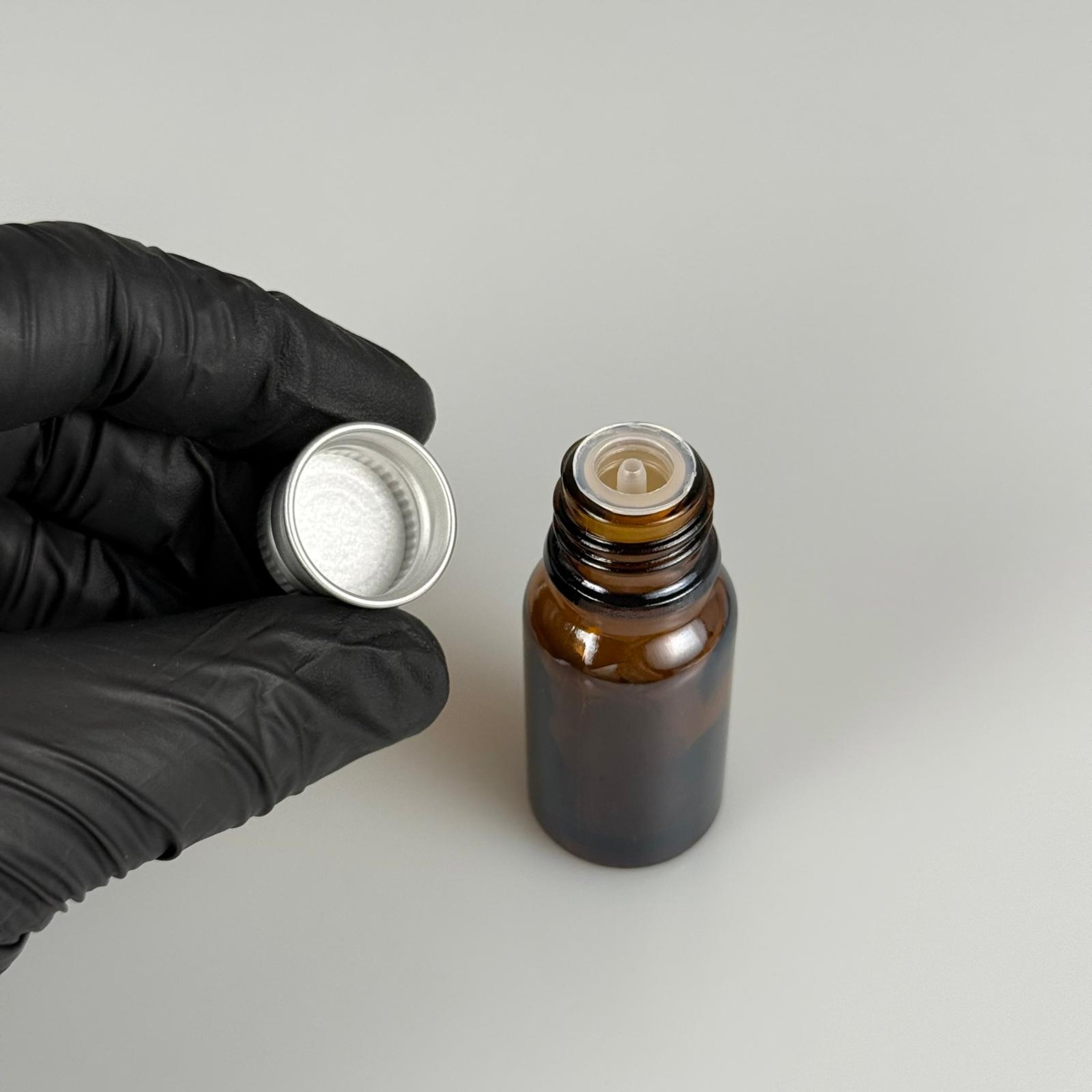 10 CC AMBER CAM ŞİŞE + KÖPÜK CONTALI GÜMÜŞ ALÜMİNYUM METAL KAPAKLI + DAMLALIKLI KOLONYA TIPALI TAKIM - 10 ML KAHVERENGİ CAM ŞİŞE