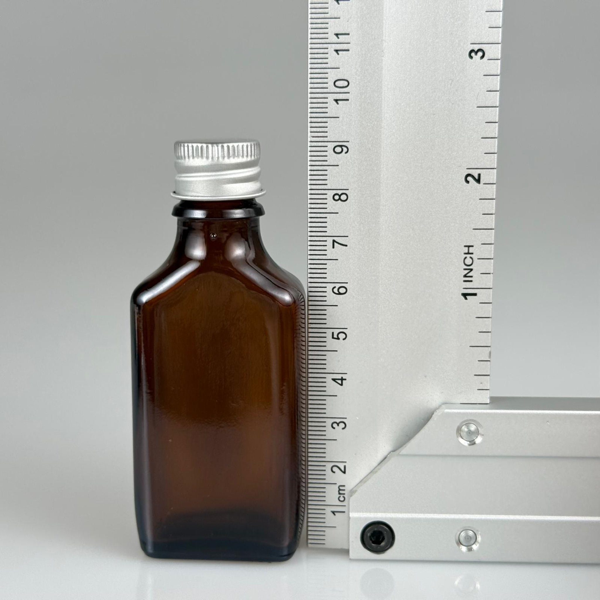 30 CC AMBER YASSI CAM ŞİŞE + GÜMÜŞ ALÜMİNYUM METAL KAPAKLI + KÖR TIPALI TAKIM - 30 ML KAHVERENGİ CAM ŞİŞE