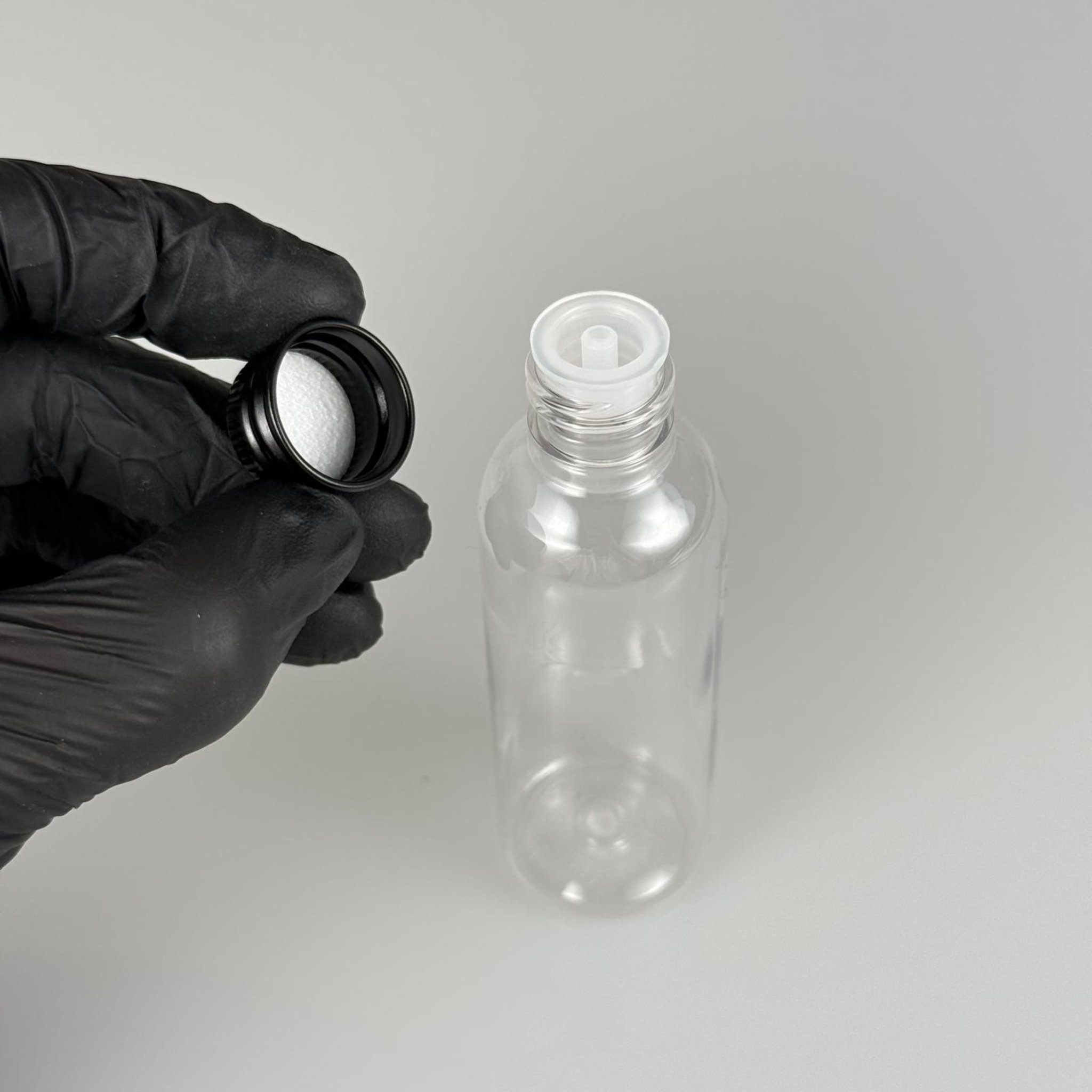 50 CC ŞEFFAF SİLİNDİR UZUN MODEL PET ŞİŞE + KÖPÜK CONTALI SİYAH ALÜMİNYUM METAL KAPAKLI + DAMLALIKLI KOLONYA TIPALI TAKIM - 50 ML PLASTİK ŞİŞE