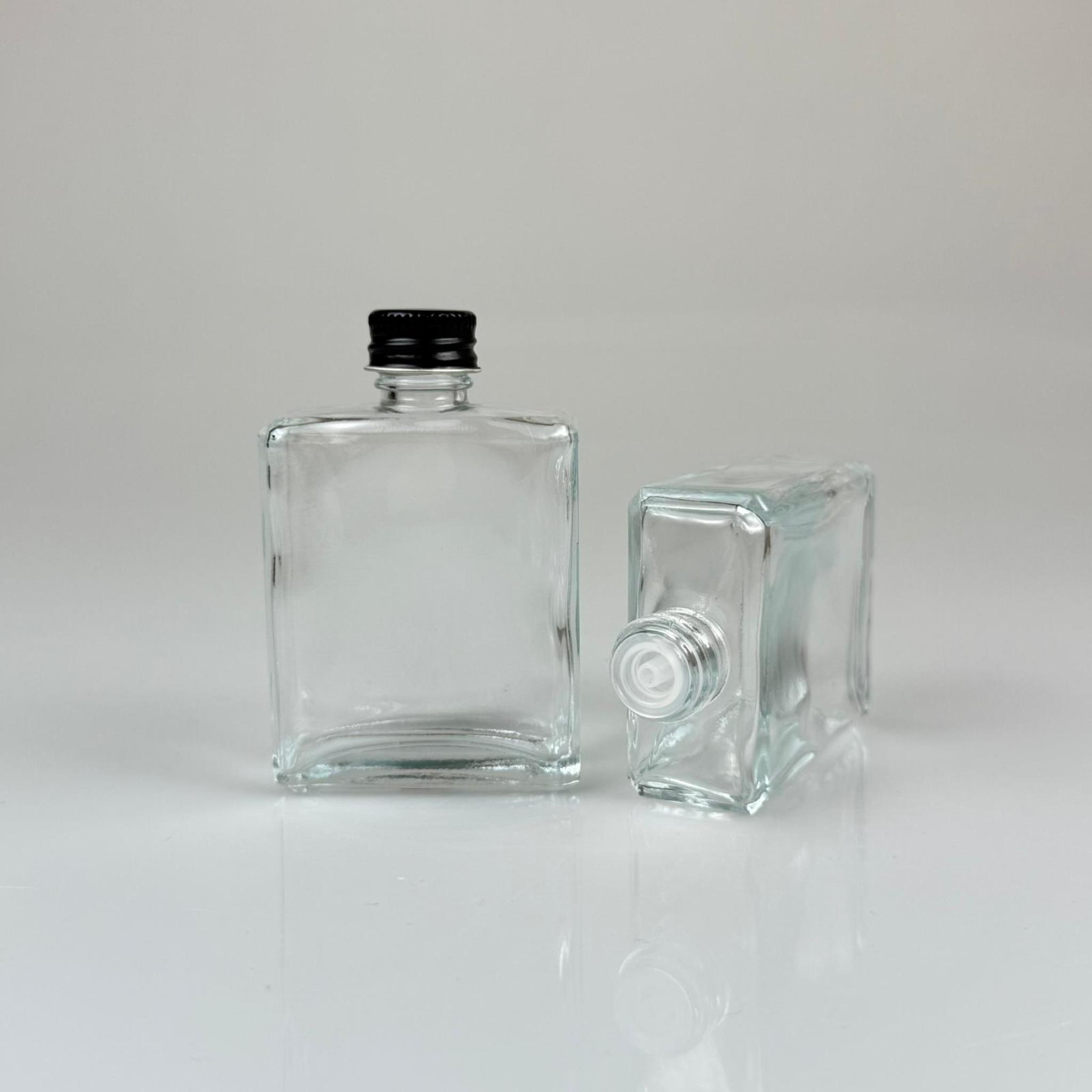 40 CC YASSI DİKDÖRTGEN KÖŞELİ KISA CAM ŞİŞE - SİYAH METAL KAPAKLI KOLONYA TIPALI - 40 ML PRESTİJLİ ŞİŞE