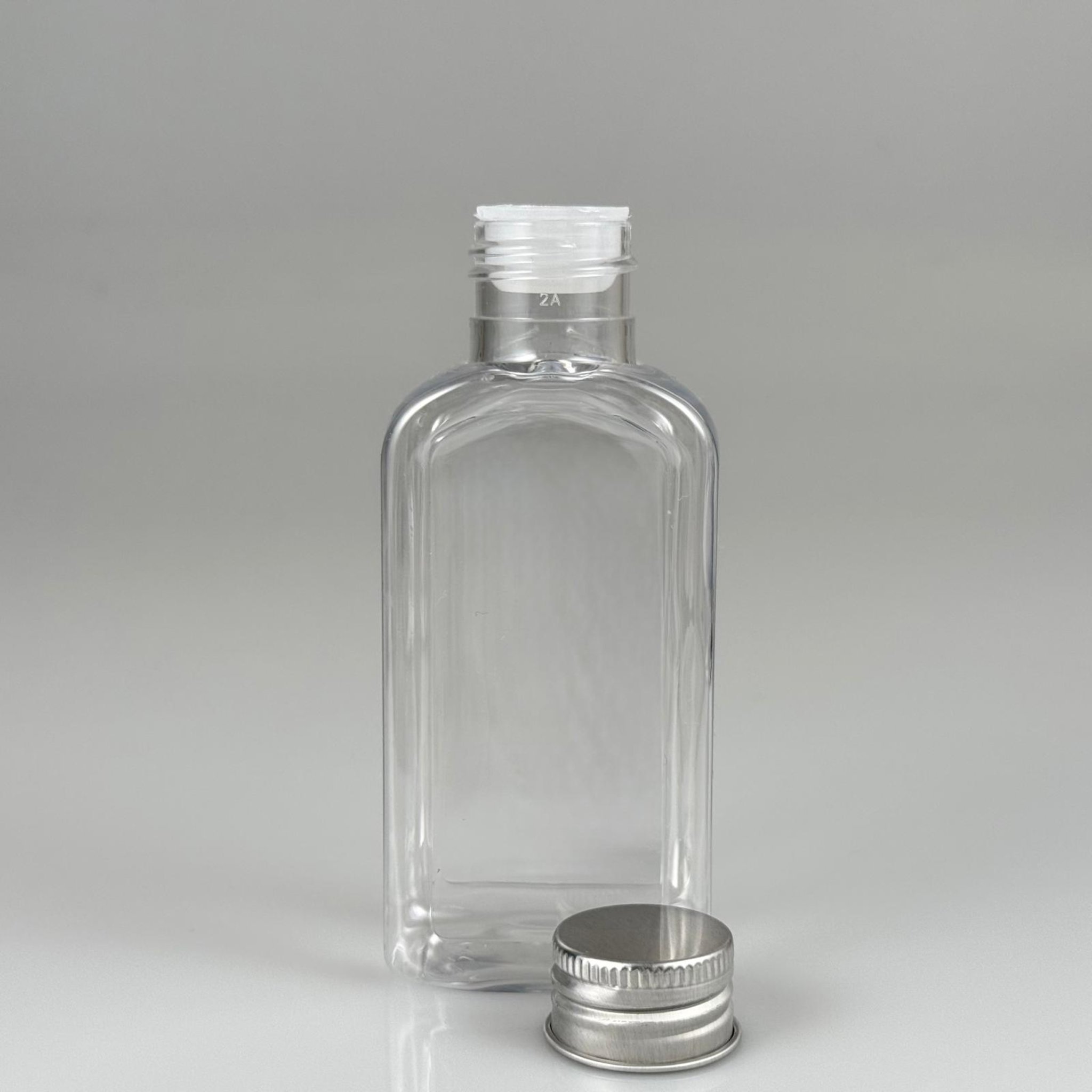 100 CC YASSI KÖŞELİ MODEL ŞEFFAF PET ŞİŞE (24 AĞIZ) + KÖPÜK CONTALI GÜMÜŞ METAL ALÜMİNYUM KAPAK + KOLONYA TIPALI TAKIM - 100 ML KAPAKLI PLASTİK ŞİŞELER