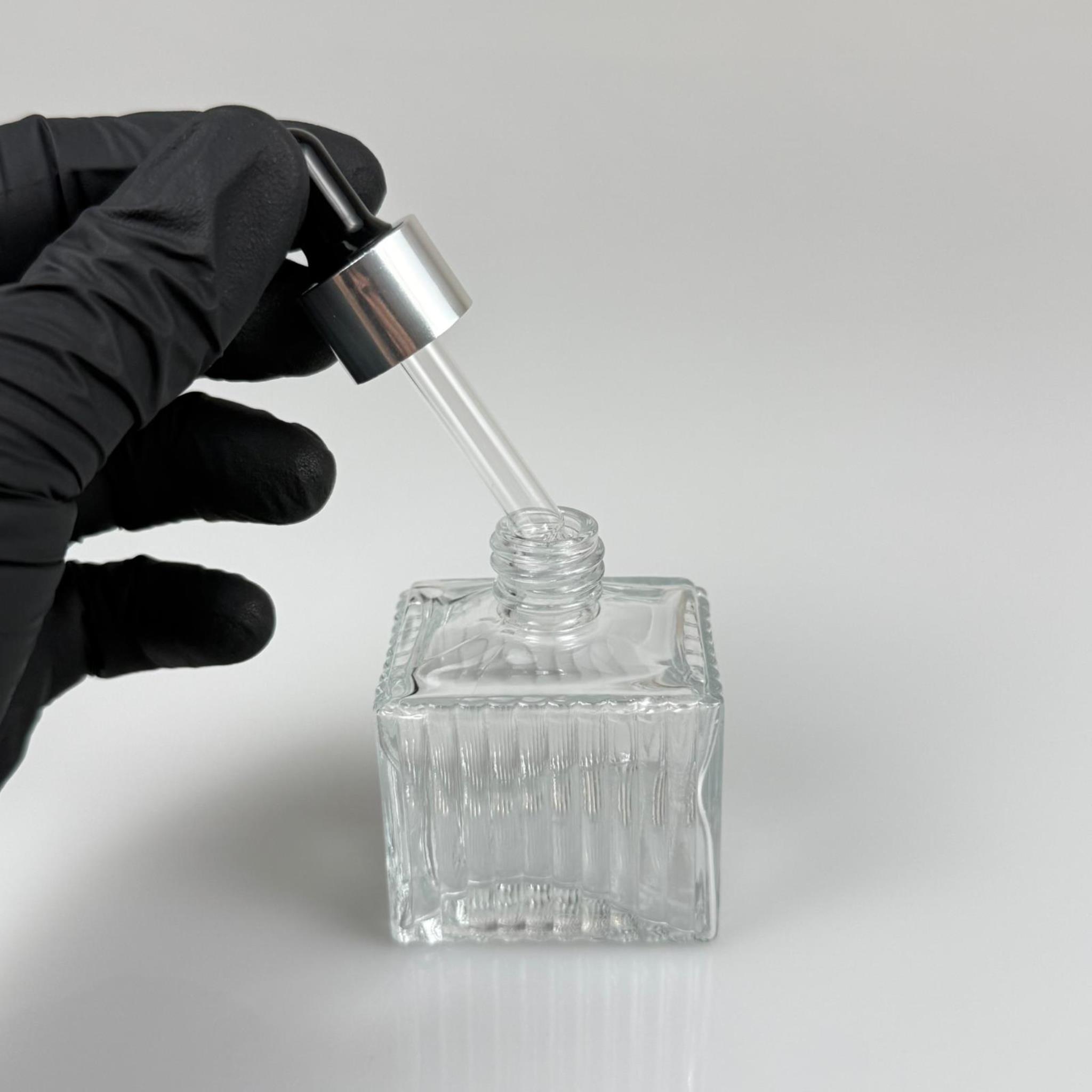 50 CC KÖŞELİ DESENLİ ÇİZGİLİ PRESTİJLİ CAM DAMLALIKLI ŞİŞE - SİYAH EMZİK - GÜMÜŞ METALİK KAPAK - 50 ML CAM DAMLALIKLI ŞİŞE - DAMLALIKLI BOŞ ŞİŞE